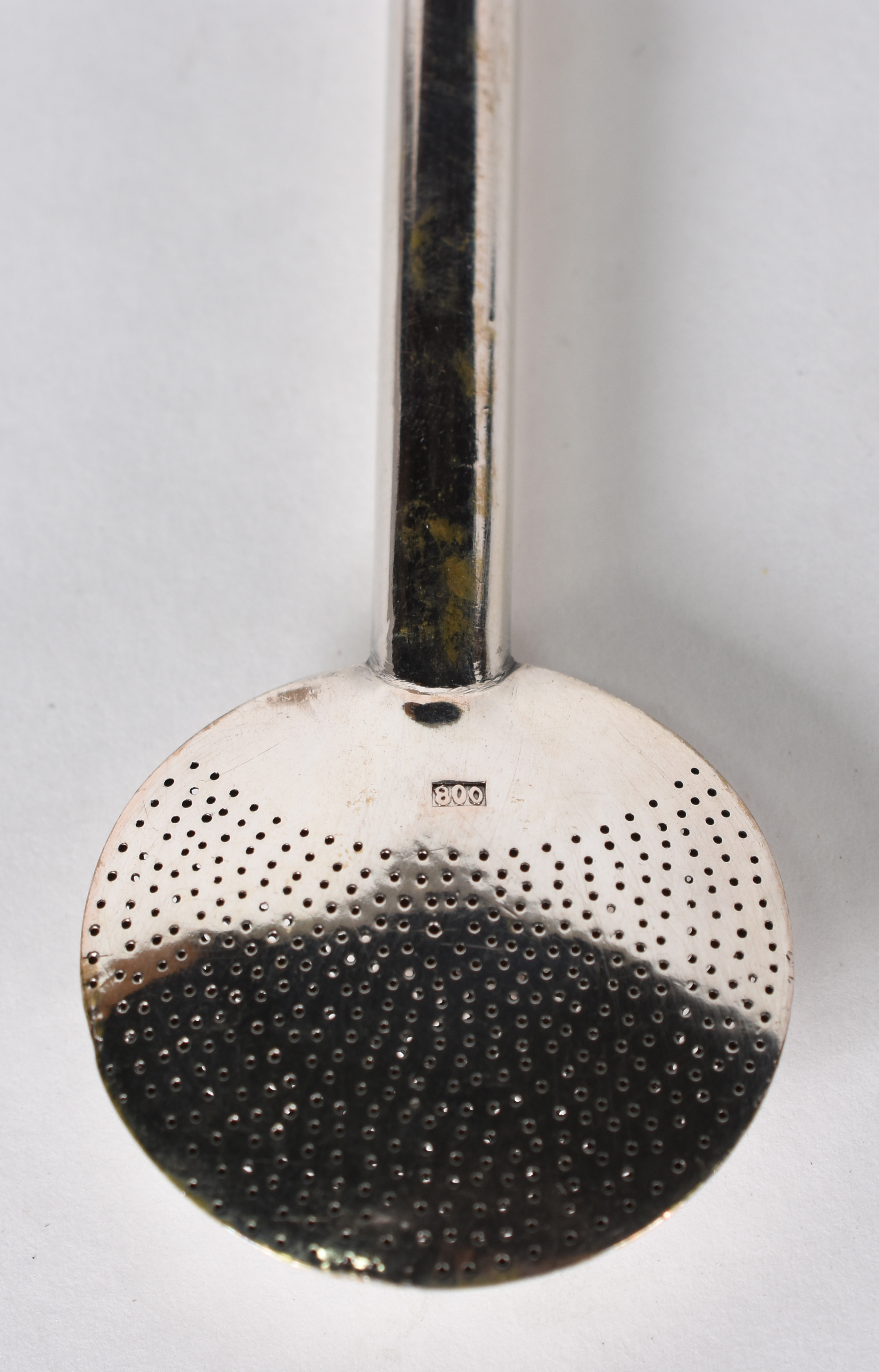 Cuia para chimarrão com borda de prata e base de metal prateado... - foto 4 de 5