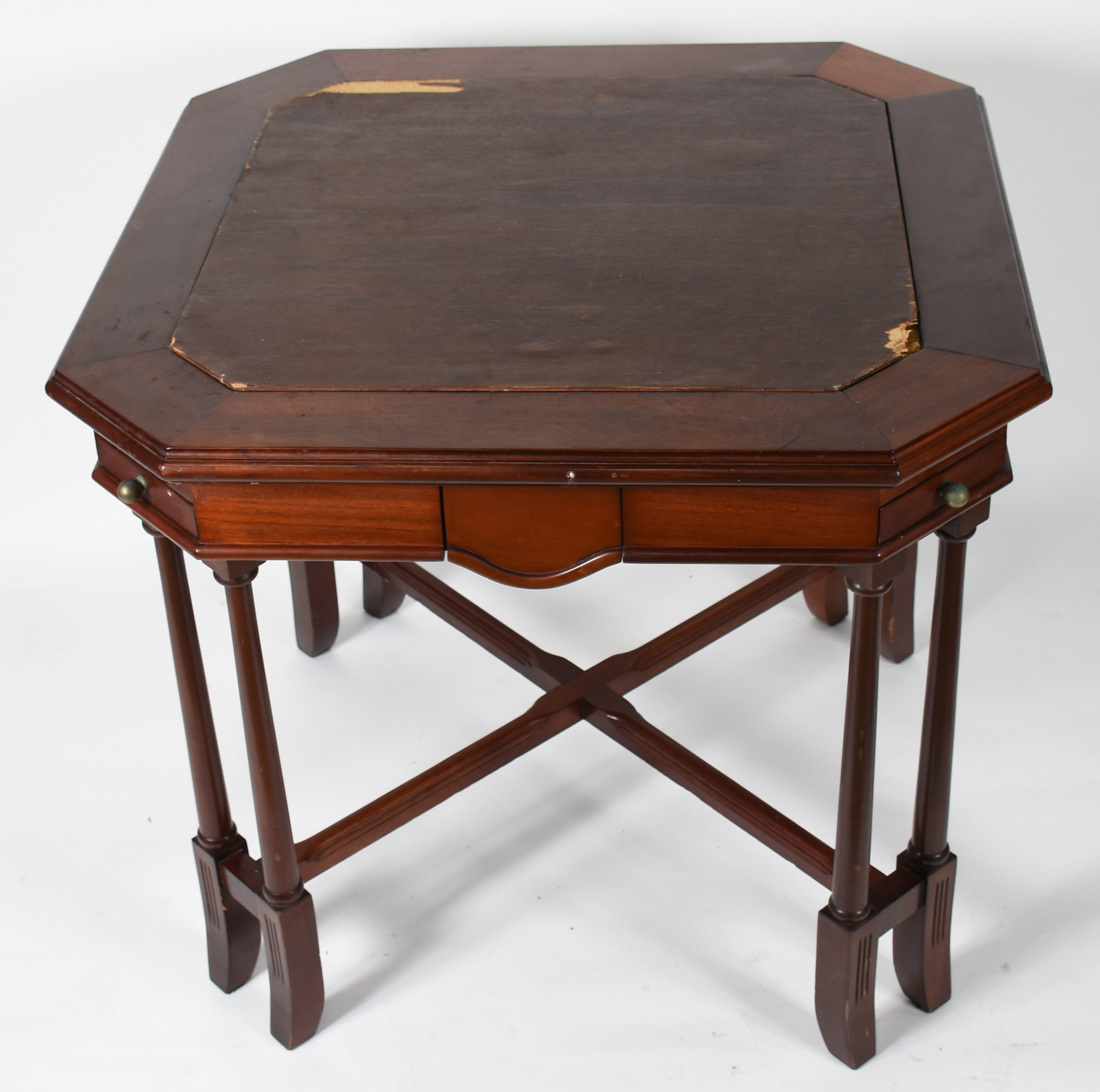 Mesa de jogo de madeira com gavetinhas nas quinas, tampo central... - foto 2 de 7