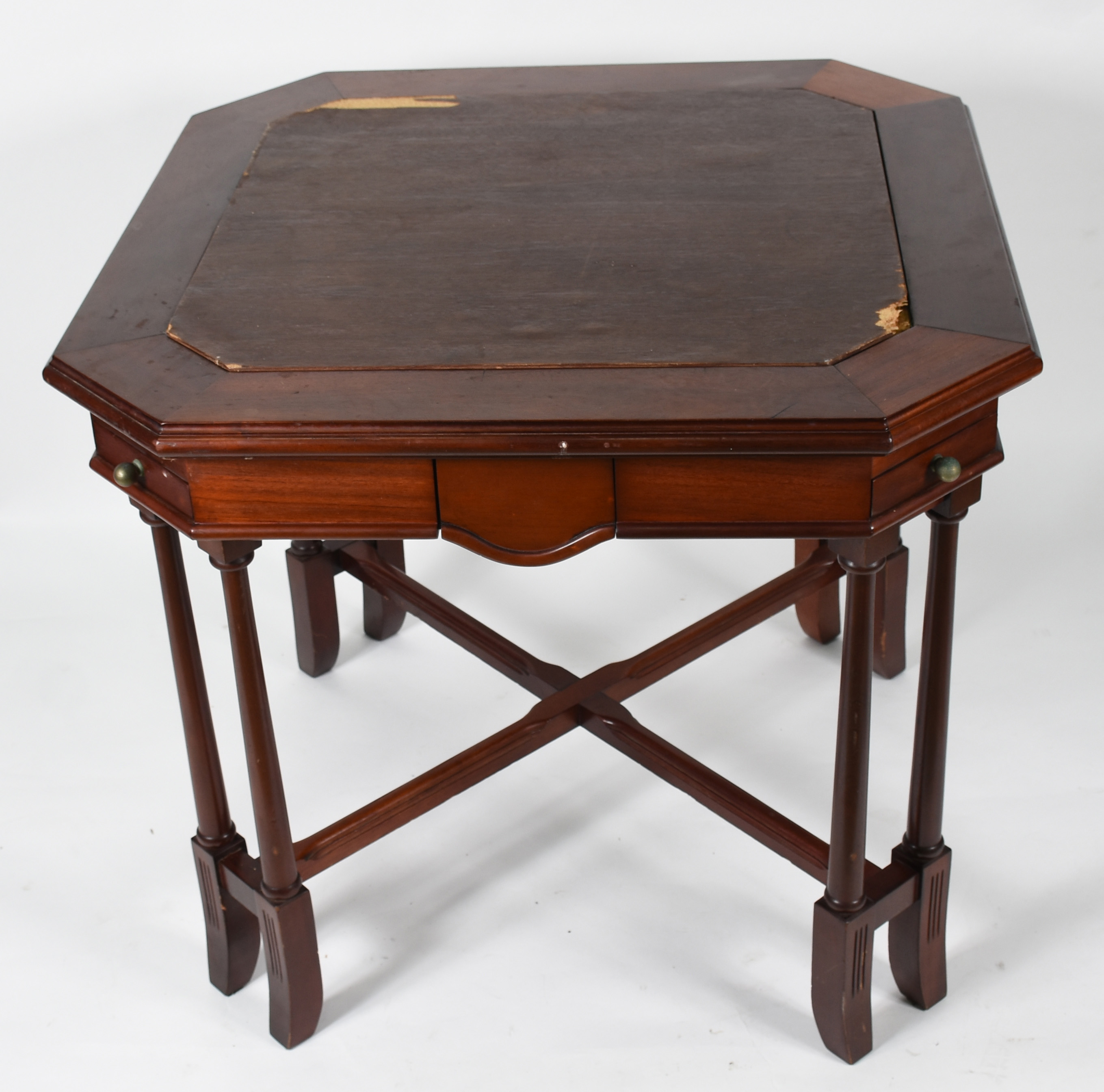 Mesa de jogo de madeira com gavetinhas nas quinas, tampo central... - foto 4 de 7
