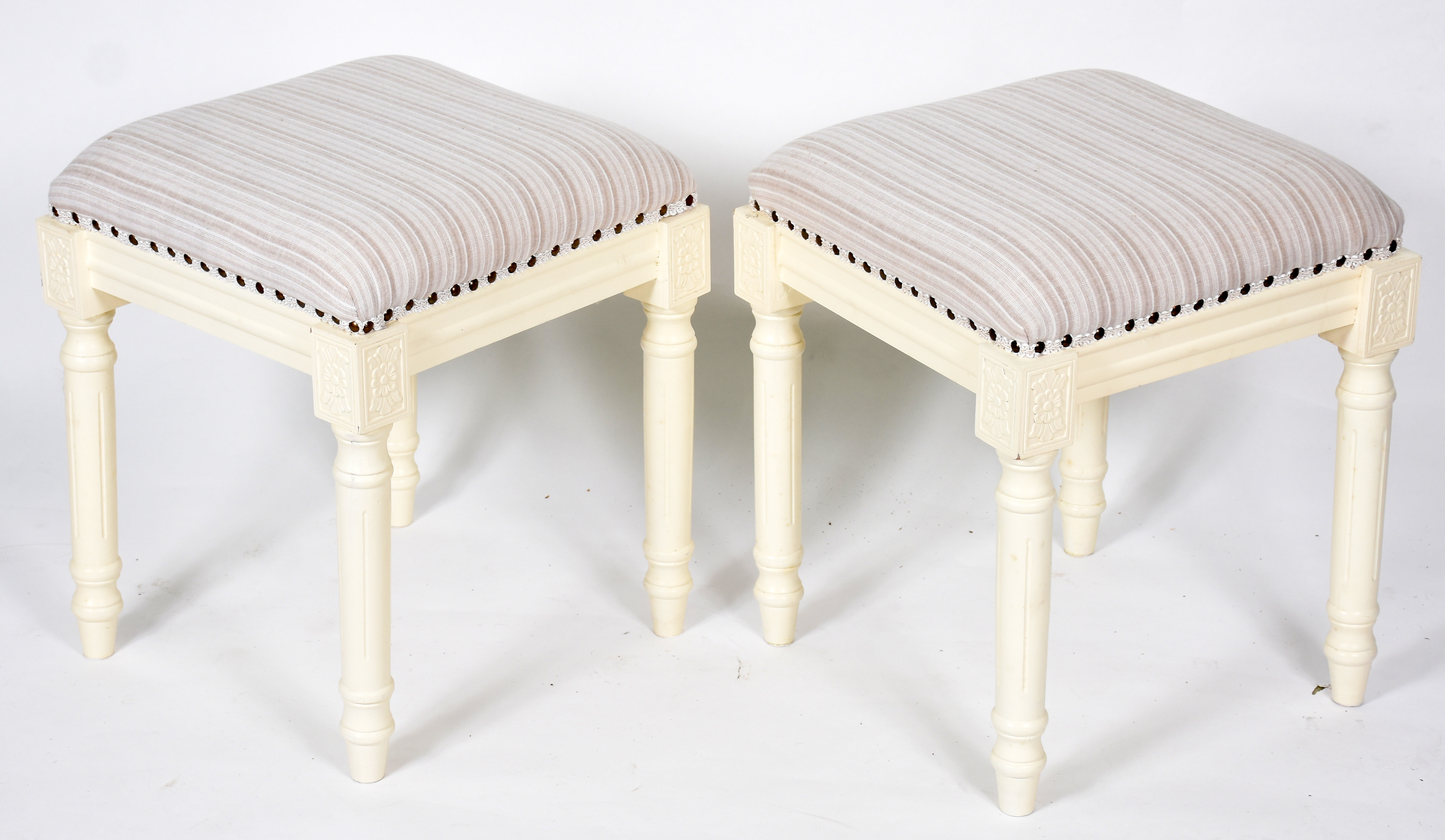 Par de banquetas de madeira patinada de branco, assentos estofados e... - foto 1 de 3