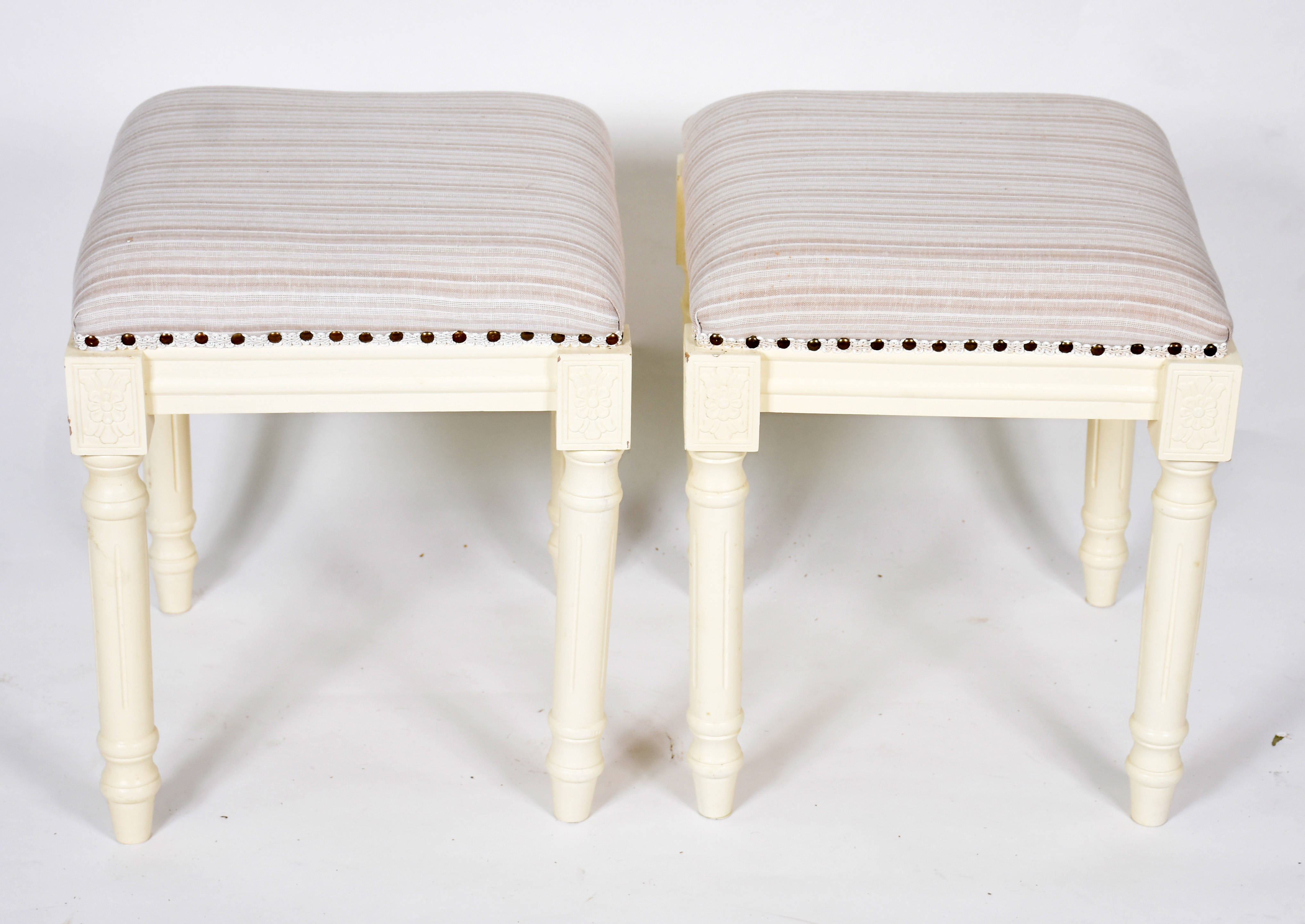Par de banquetas de madeira patinada de branco, assentos estofados e... - foto 3 de 3