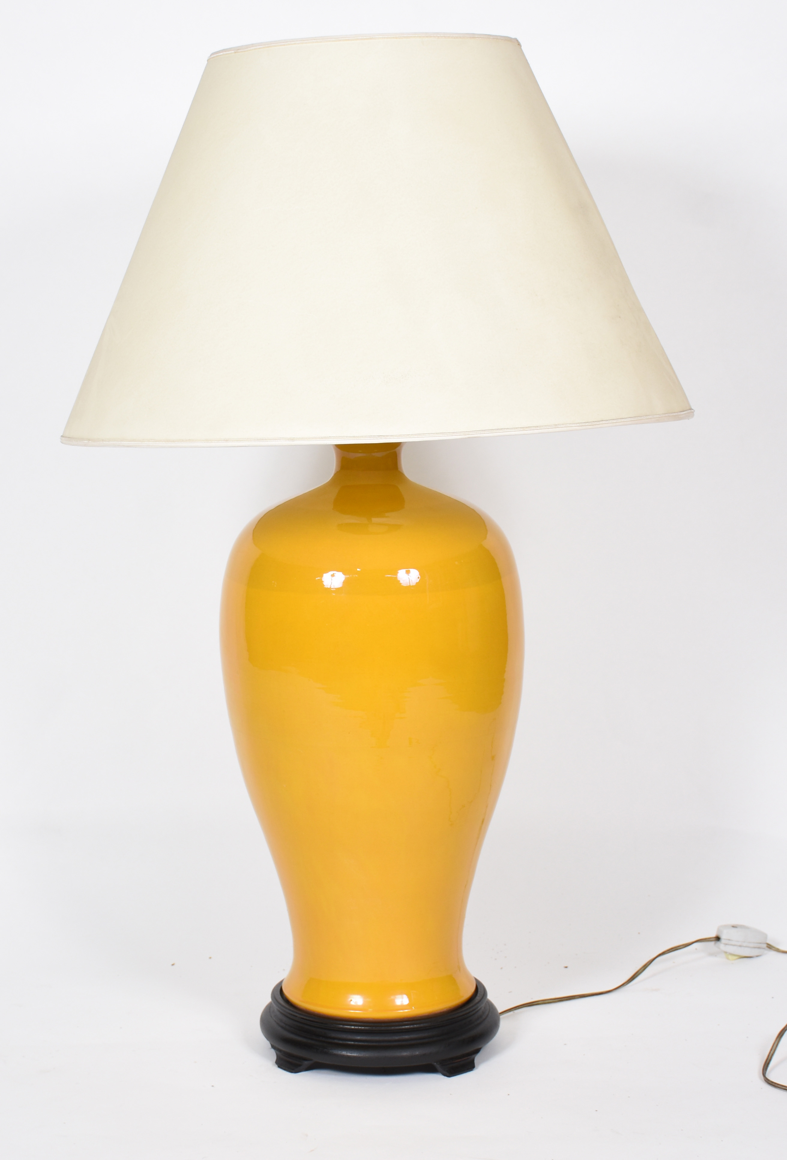 Grande Abatjour de porcelana oriental na cor amarela, acompanha... - foto 1 de 3