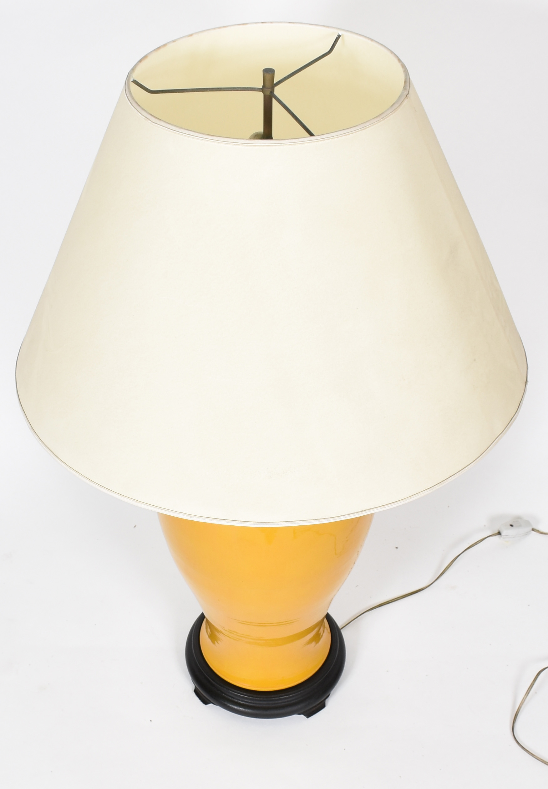 Grande Abatjour de porcelana oriental na cor amarela, acompanha... - foto 2 de 3