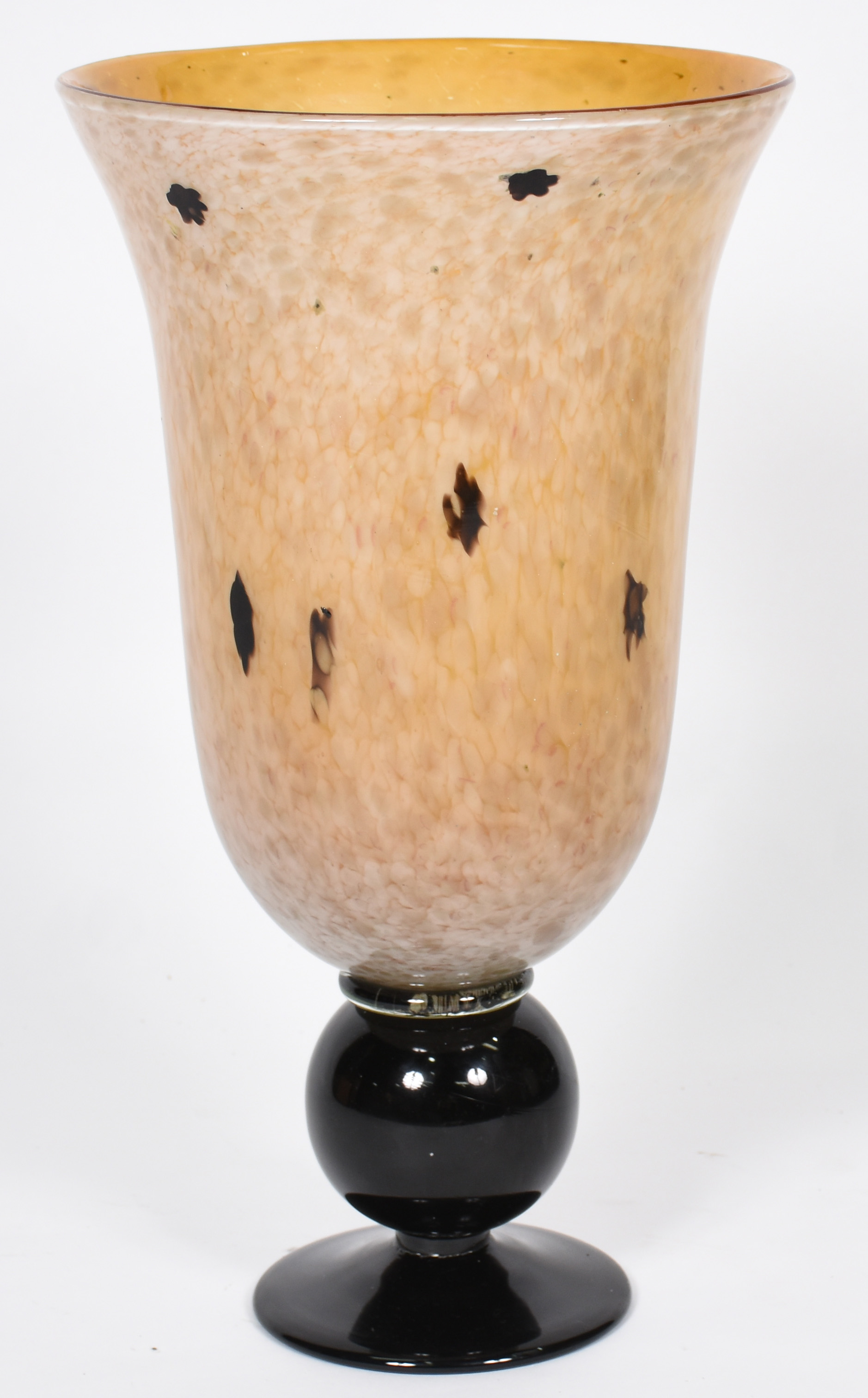 Grande vaso decorativo de vidro mesclado de bege e base na cor preta. - foto 1 de 3