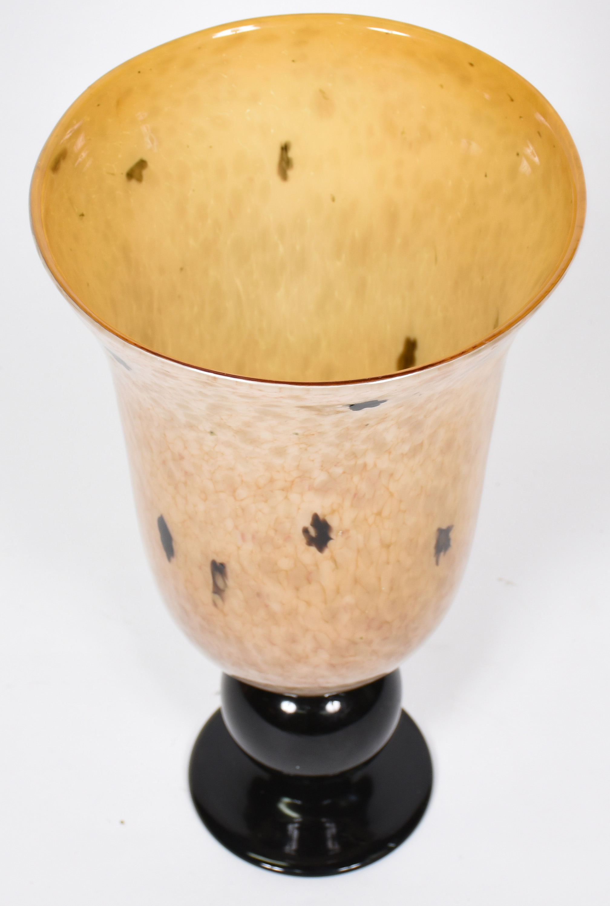 Grande vaso decorativo de vidro mesclado de bege e base na cor preta. - foto 2 de 3