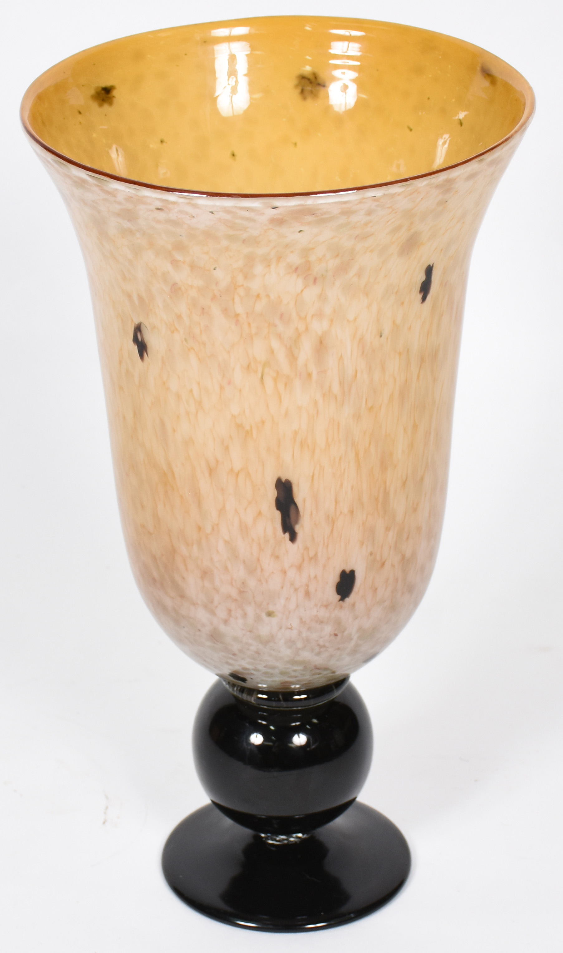 Grande vaso decorativo de vidro mesclado de bege e base na cor preta. - foto 3 de 3