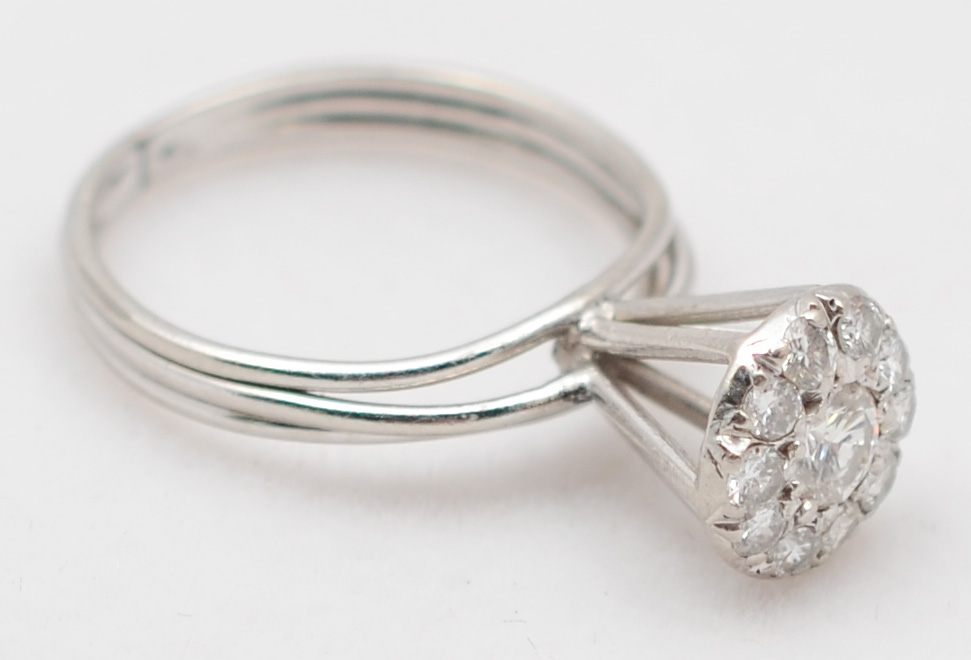Anel tipo chuveiro de platina com aproximadamente 0.60 ct de... - foto 1 de 2