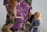 Teresa Linhares,  - Grupo escultório representando mulher com crianças.Esta estatueta foi elaborada com a mais pura porcelana de Limoges - França .
Os escultores  envolvi