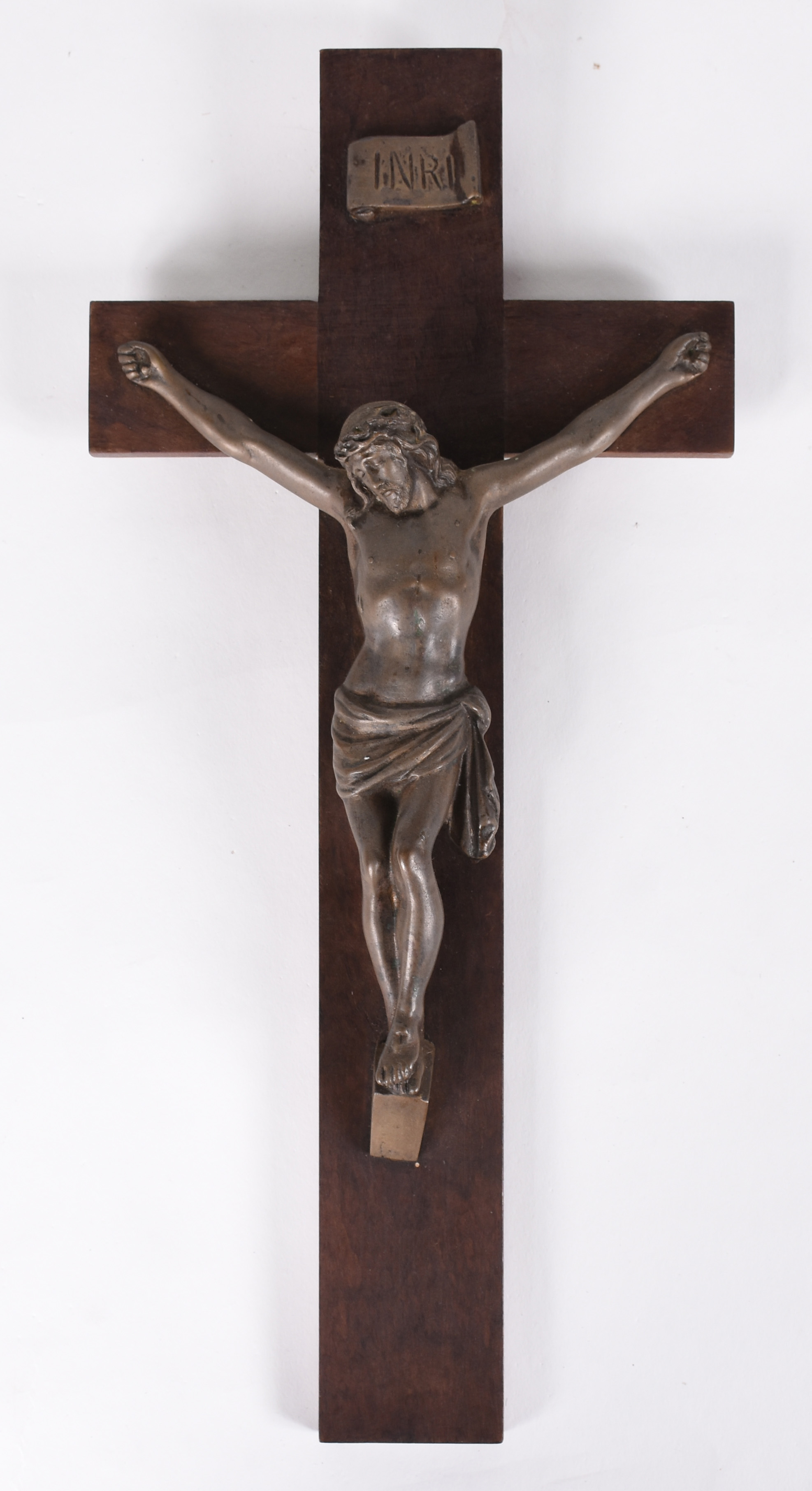 Crucifixo de madeira com figura de Cristo de metal . - foto 1 de 3