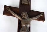 Crucifixo de madeira com figura de Cristo de me... - Crucifixo de madeira com figura de Cristo de metal .