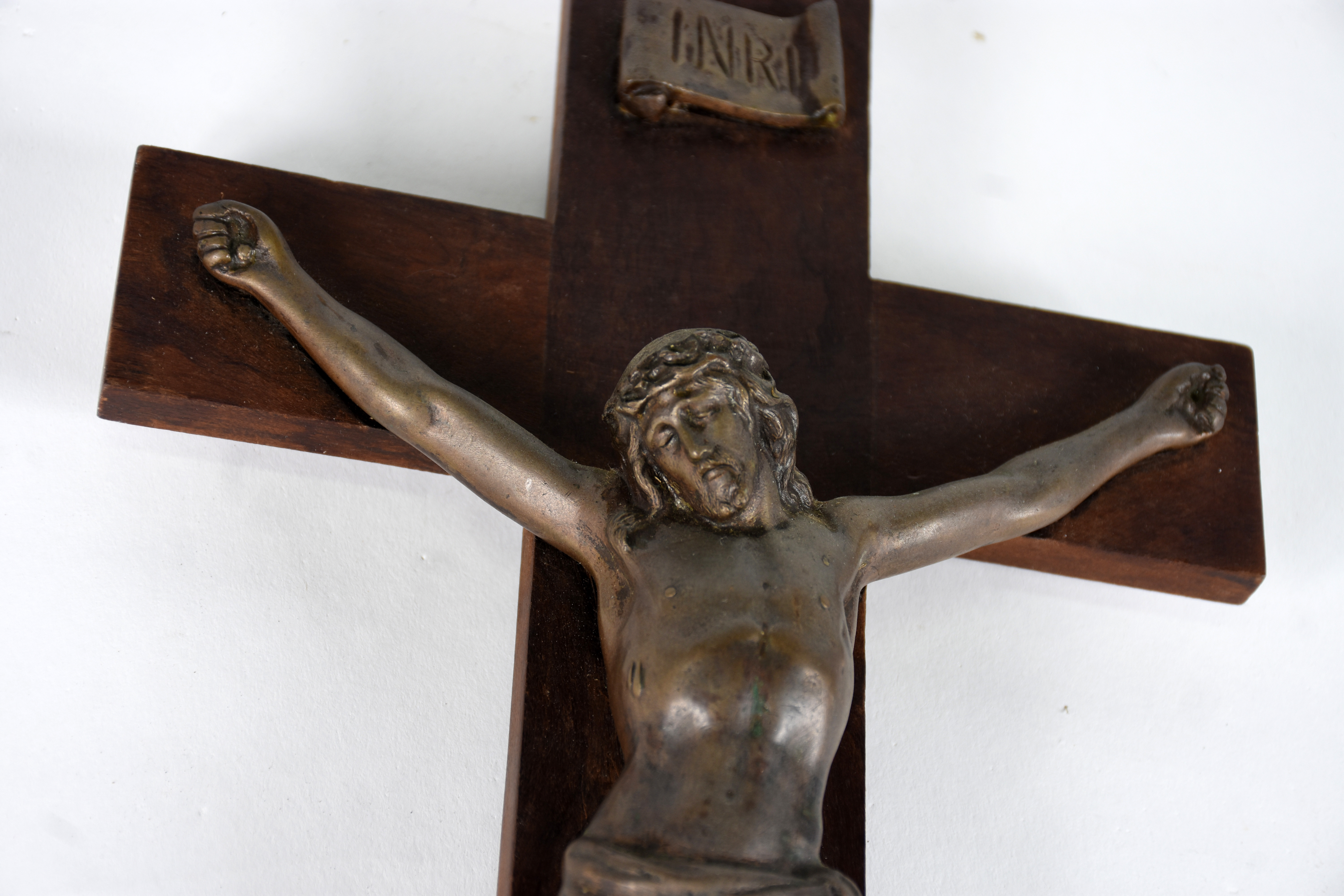 Crucifixo de madeira com figura de Cristo de metal . - foto 3 de 3