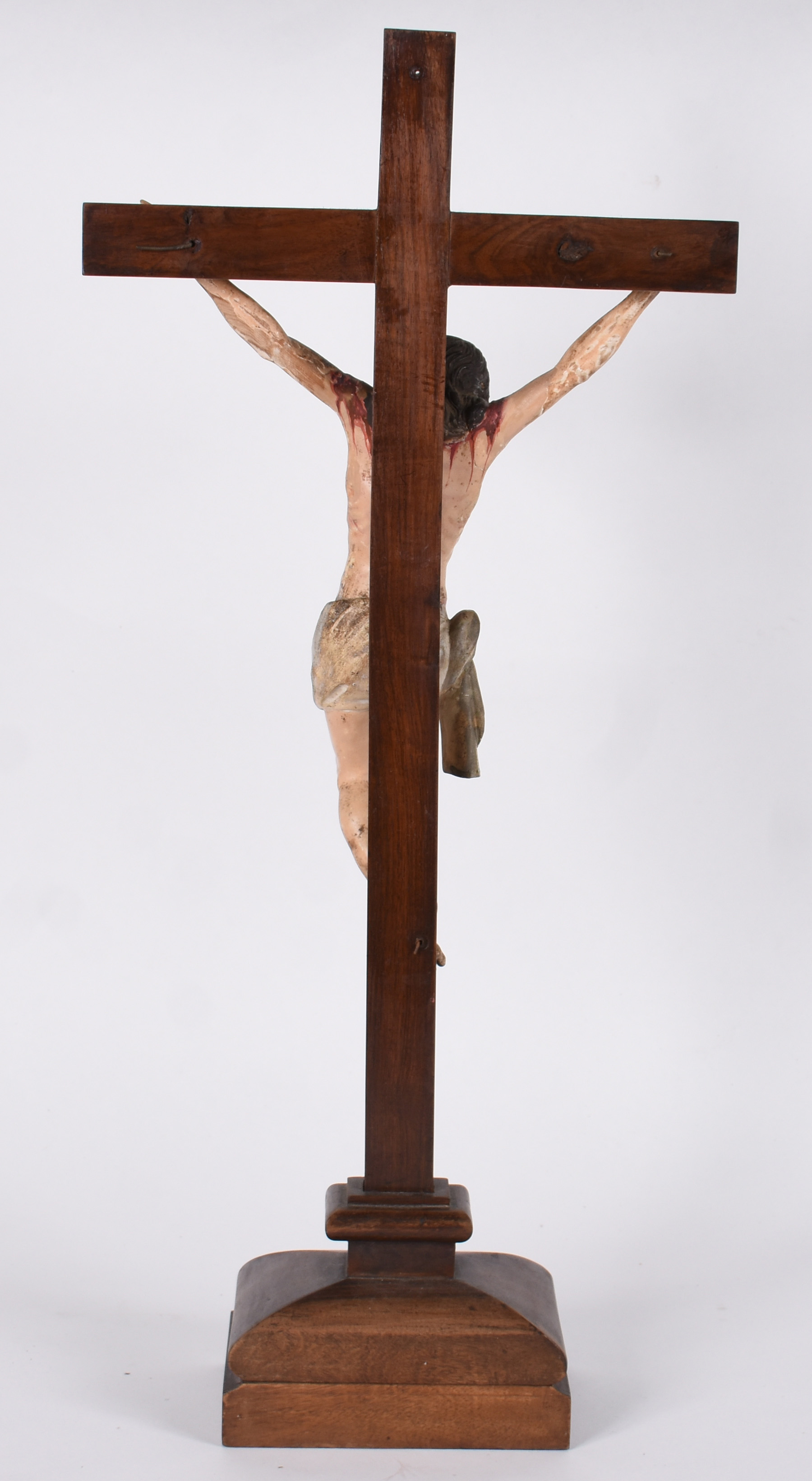 Crucifixo de madeira com figura de Cristo ricamente entalhada e... - foto 2 de 3