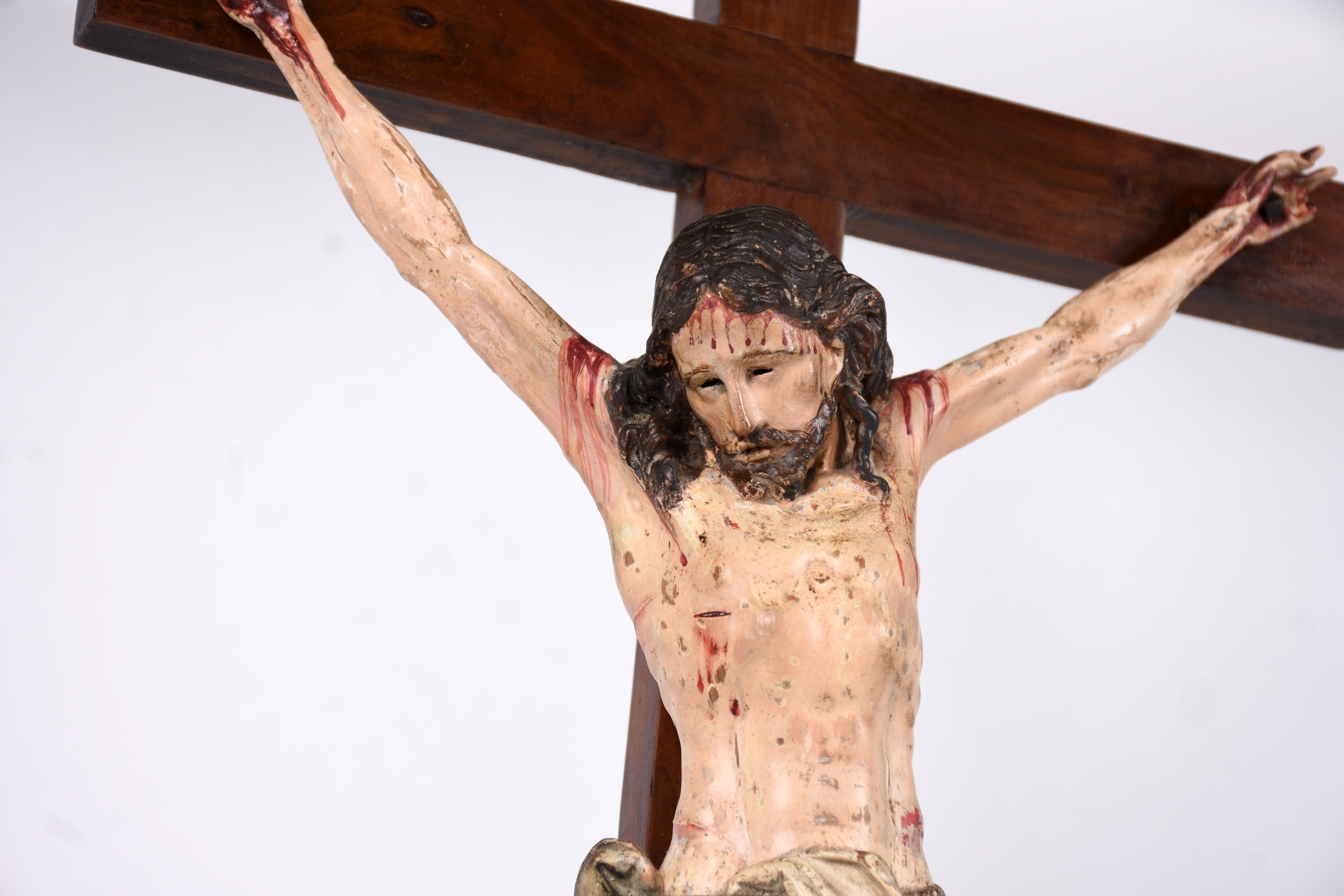 Crucifixo de madeira com figura de Cristo ricamente entalhada e... - foto 3 de 3