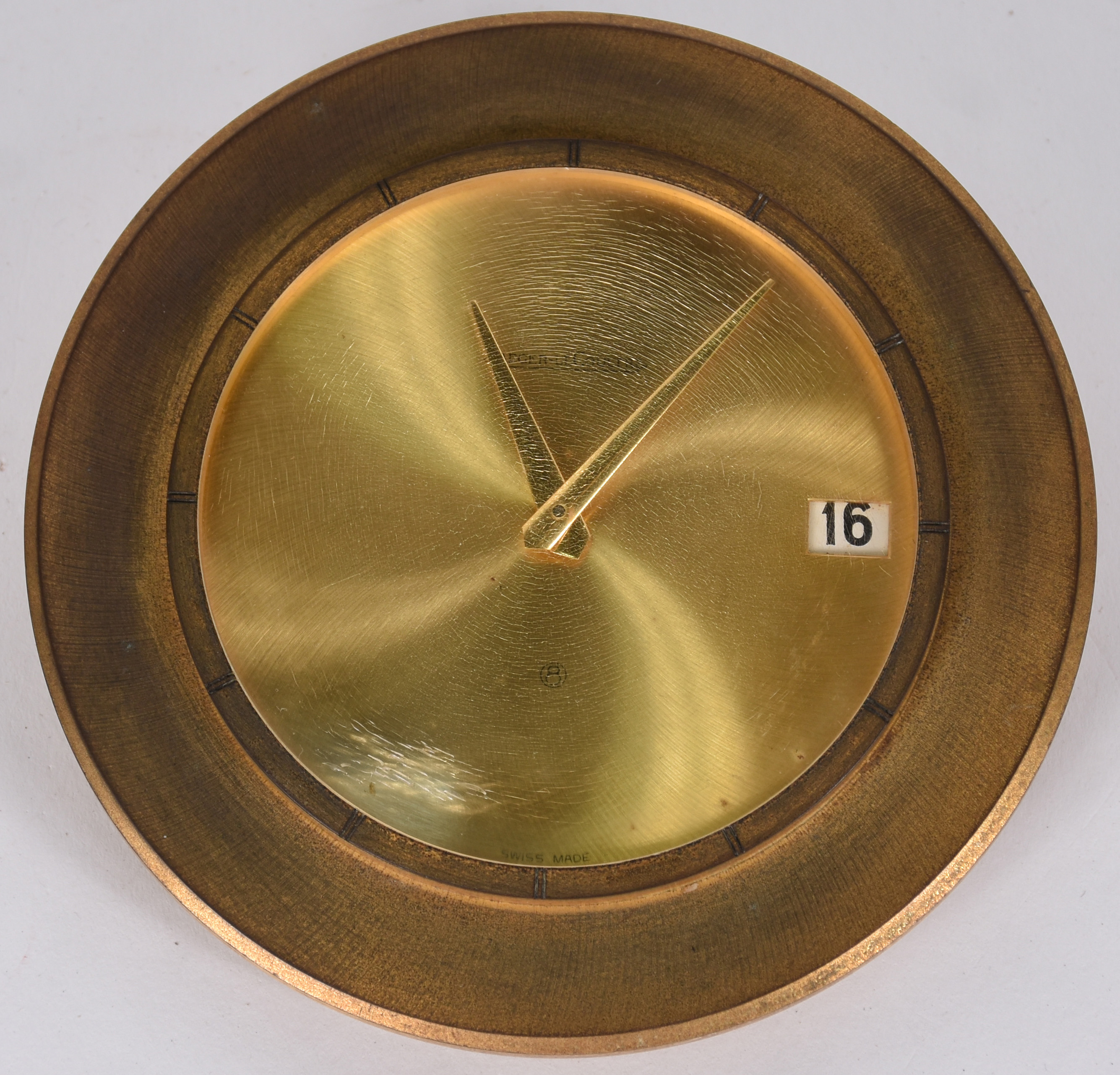 Pequeno relógio Jaeger le Coultre de metal dourado, com calendário. - foto 1 de 3