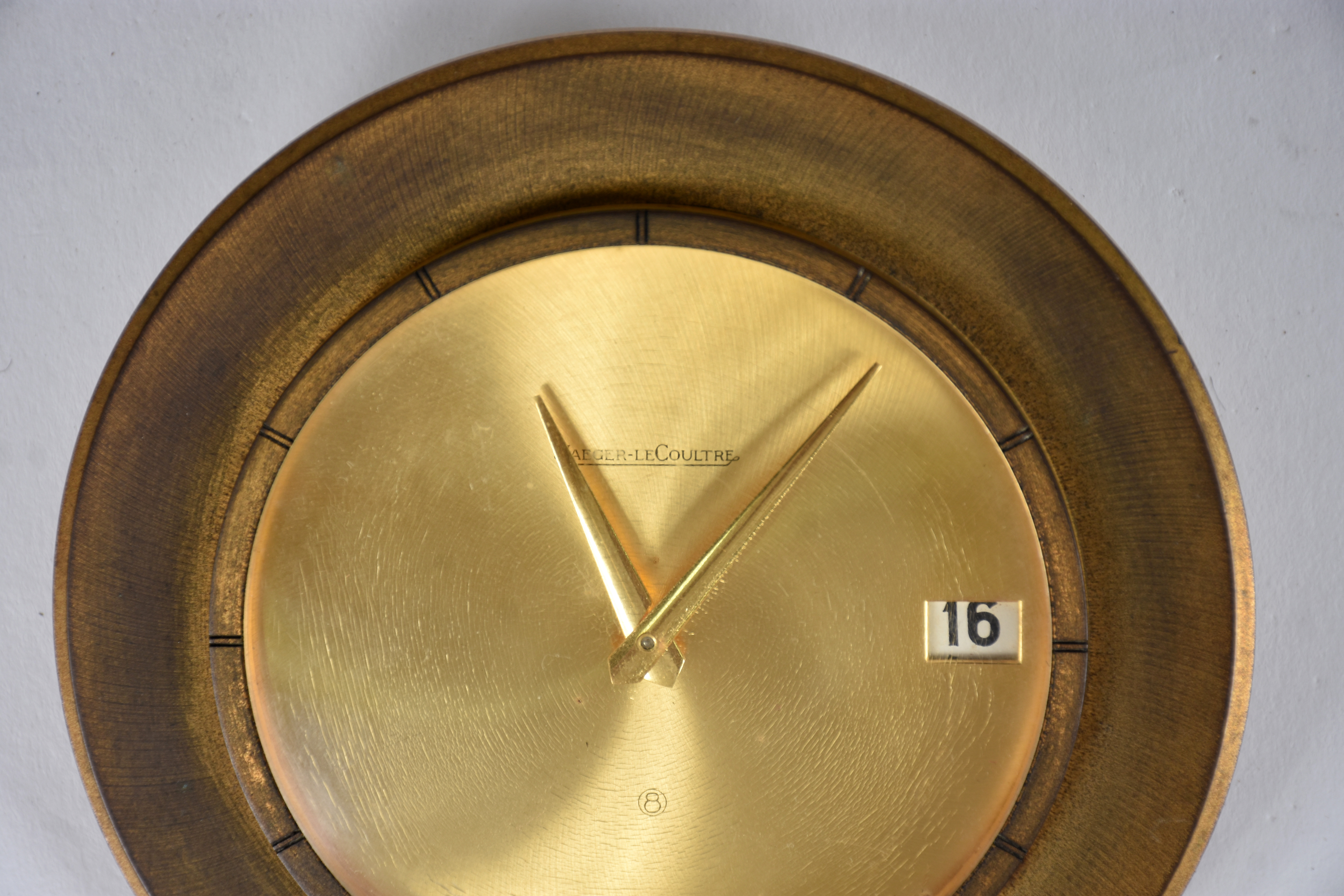 Pequeno relógio Jaeger le Coultre de metal dourado, com calendário. - foto 2 de 3