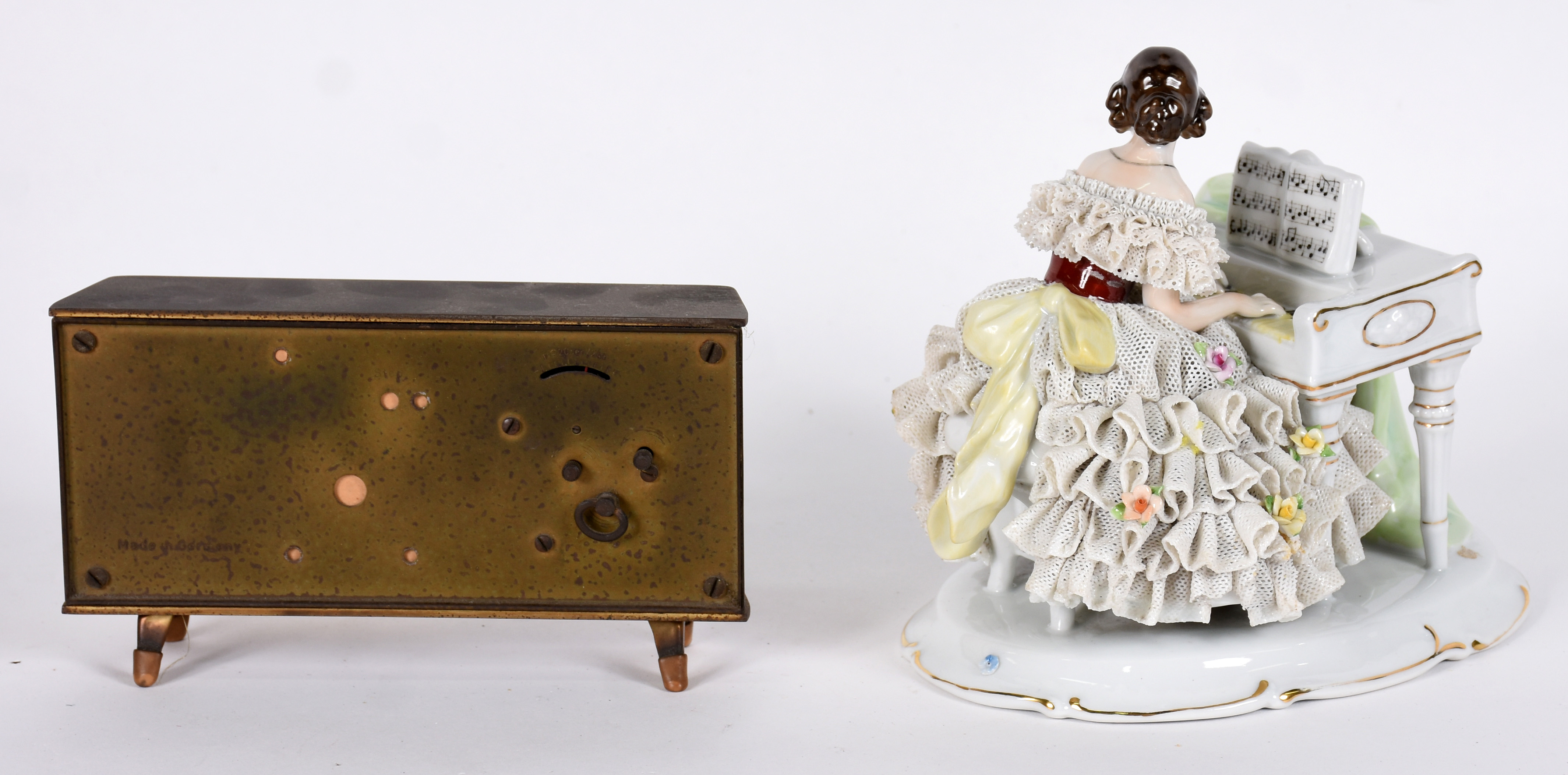 Duas peças, sendo: estatueta de porcelana policromada representando... - foto 2 de 5