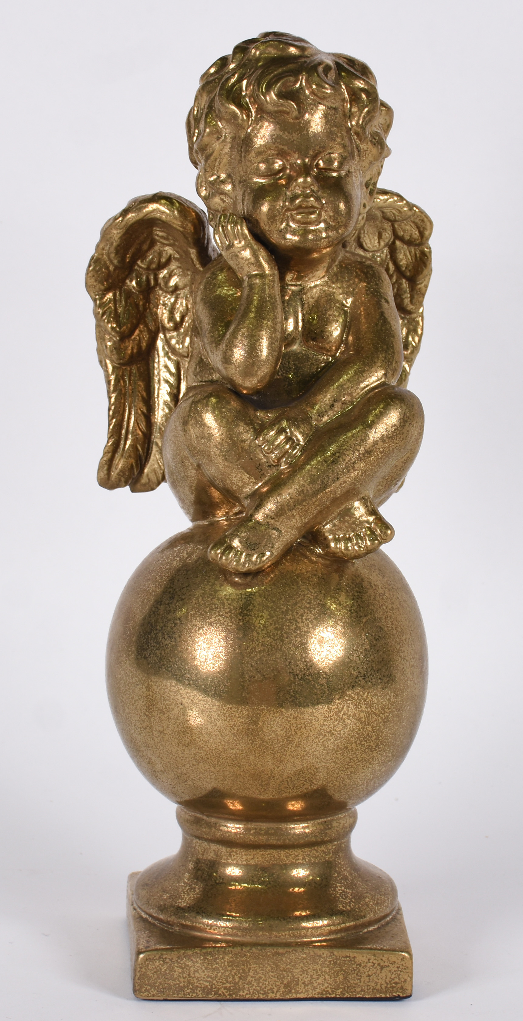 Escultura de resina dourada representando Anjinho sentado sobre globo... - foto 1 de 4
