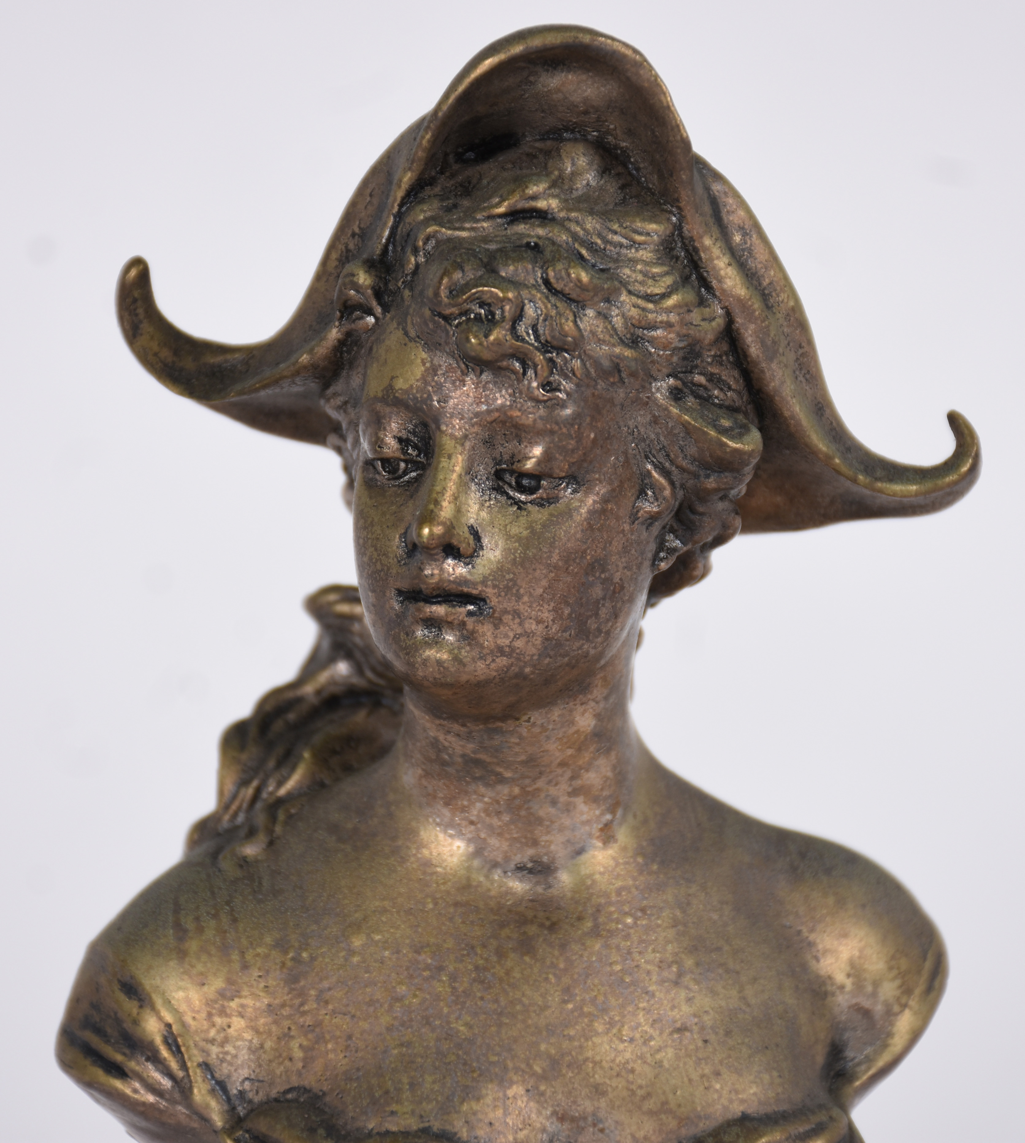 Busto assinado, datado de 1893. - foto 2 de 5