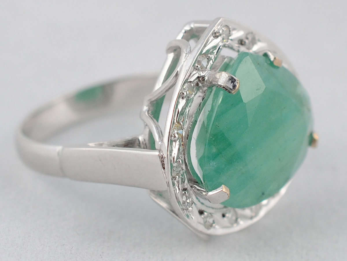 Anel em ouro branco com coração de esmeralda 10.0 ct, ornamentada com... - foto 1 de 2