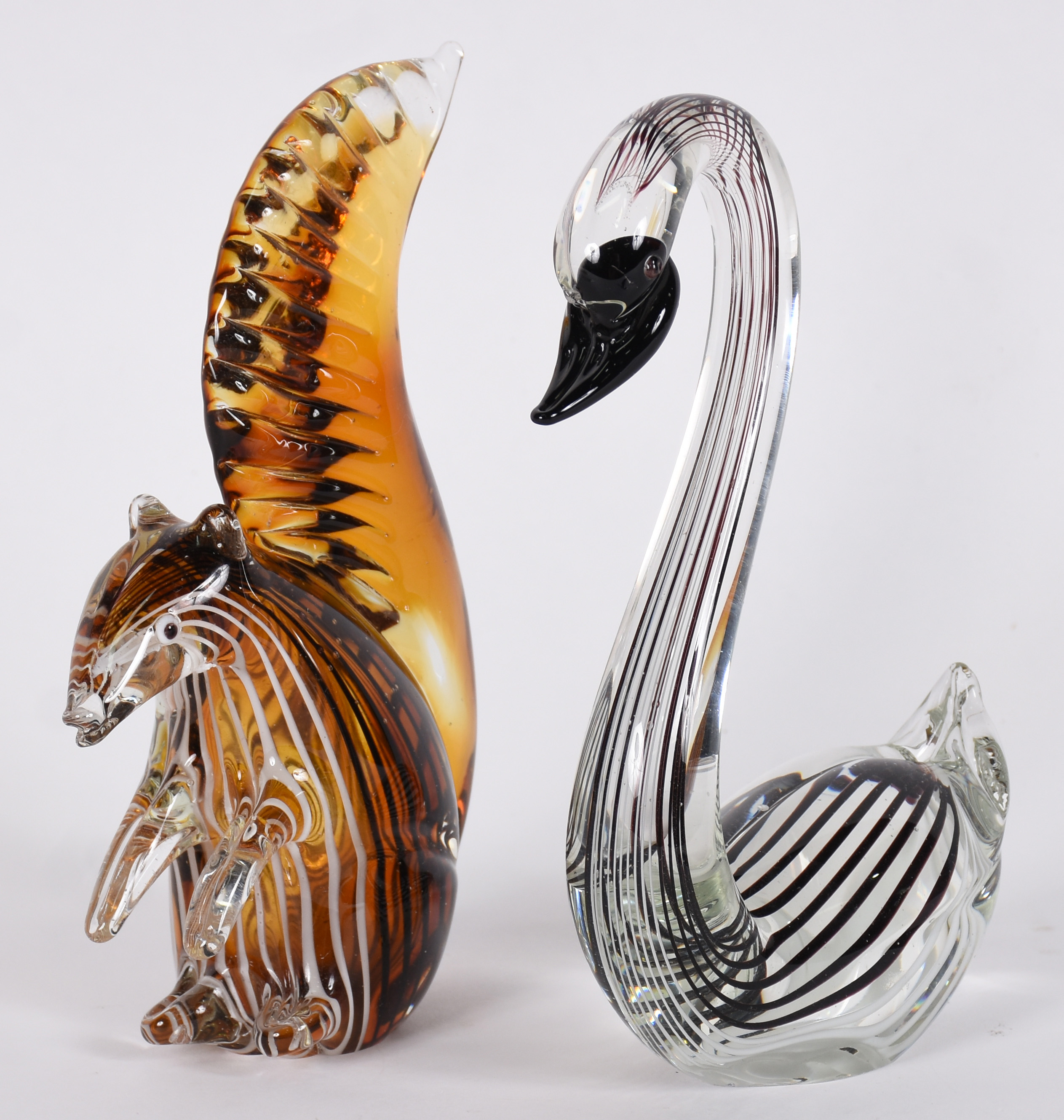 Duas estatuetas de Murano representando . cisne e esquilo. - foto 1 de 4