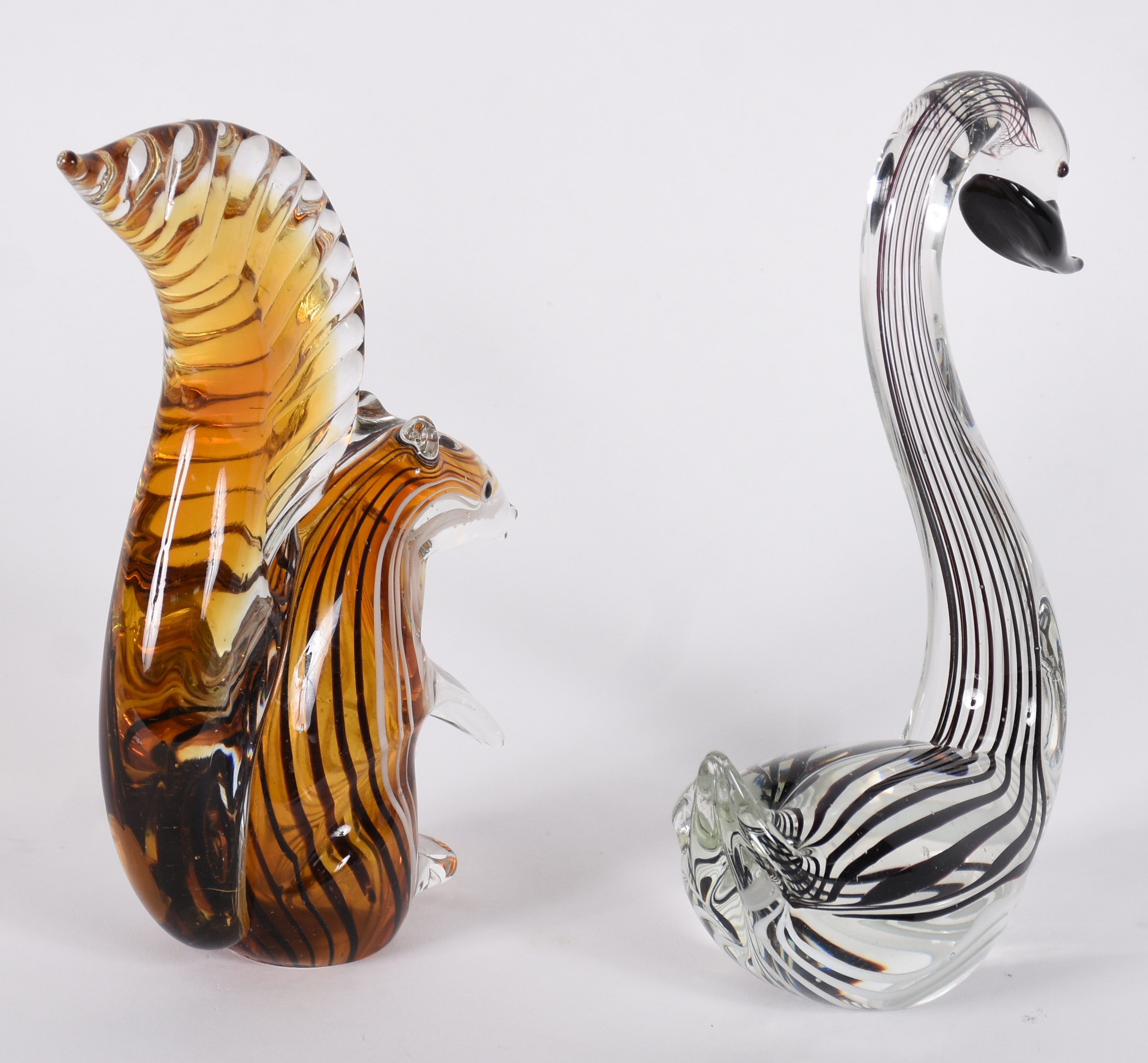 Duas estatuetas de Murano representando . cisne e esquilo. - foto 3 de 4