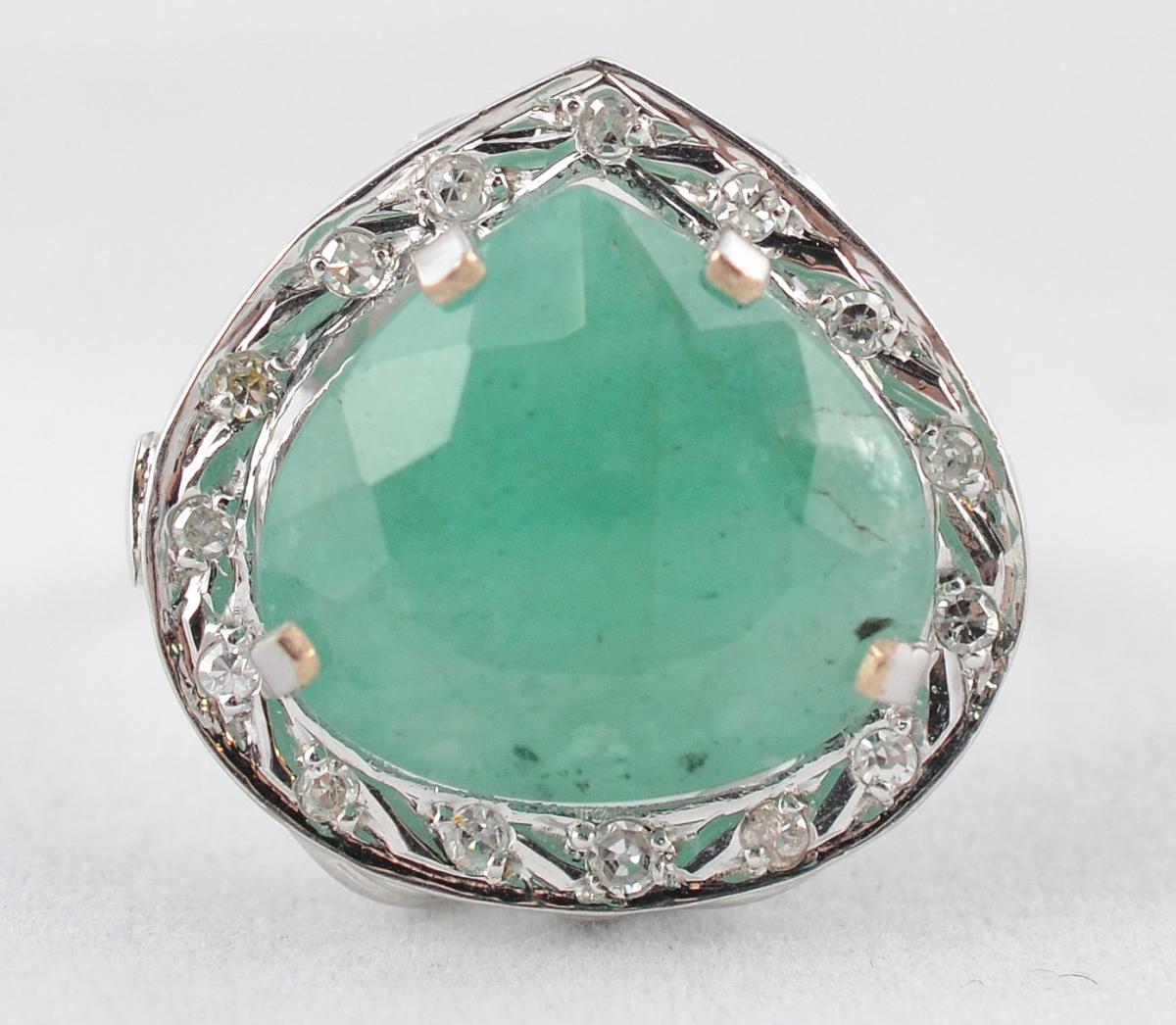 Anel em ouro branco com coração de esmeralda 10.0 ct, ornamentada com... - foto 2 de 2