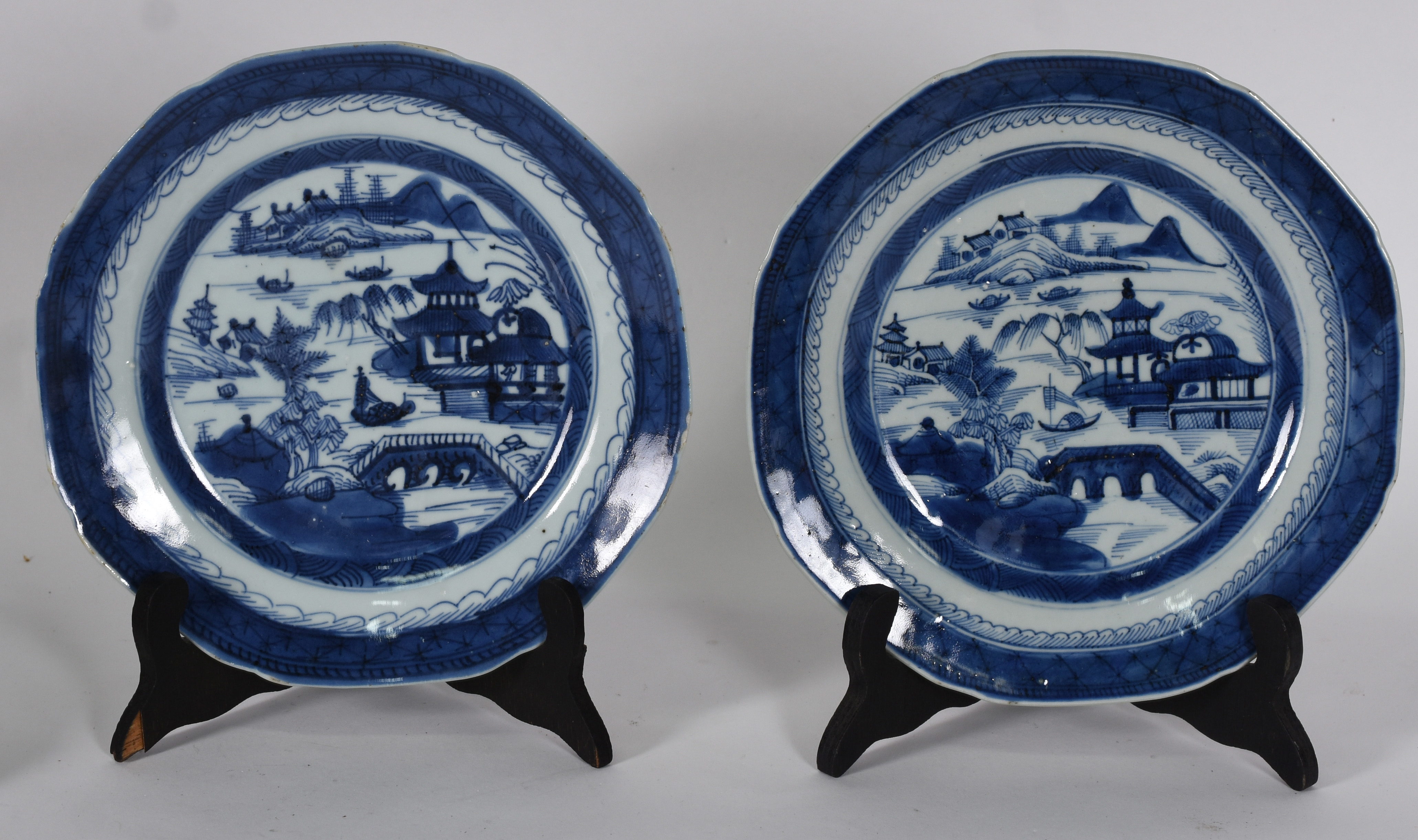 Par de pratos de porcelana Macau( alguns bicados) - foto 1 de 4