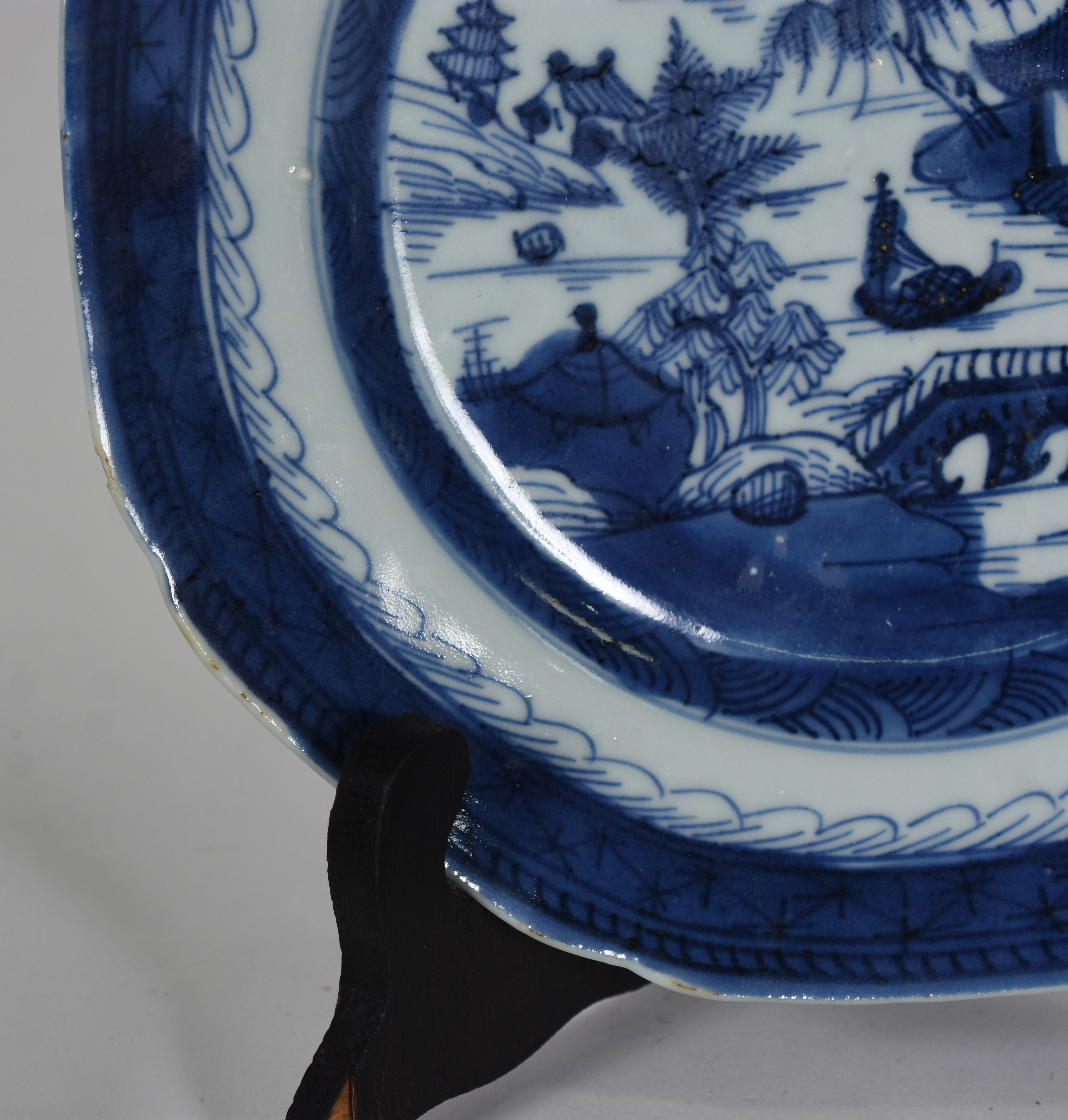 Par de pratos de porcelana Macau( alguns bicados) - foto 2 de 4