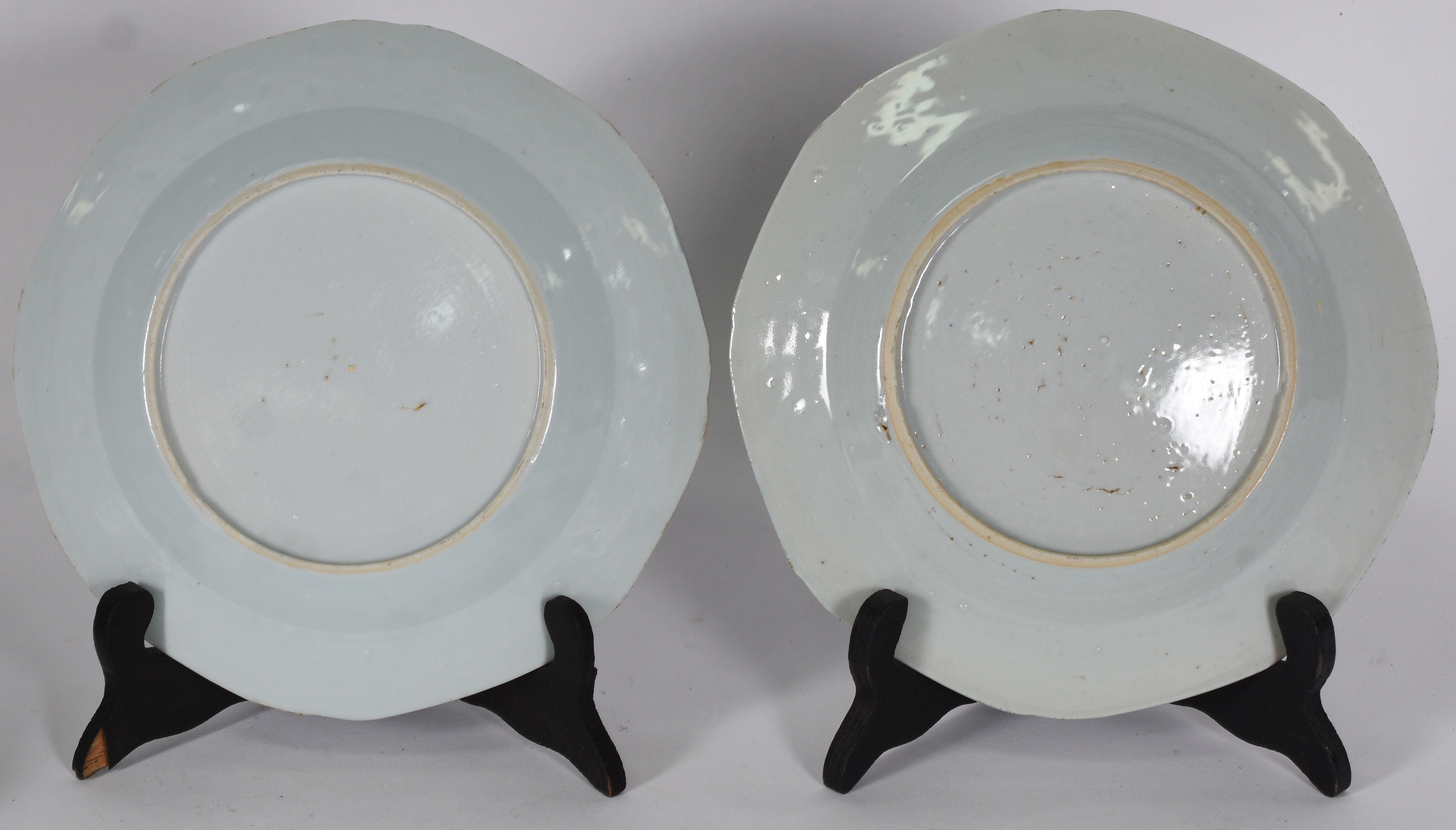 Par de pratos de porcelana Macau( alguns bicados) - foto 3 de 4