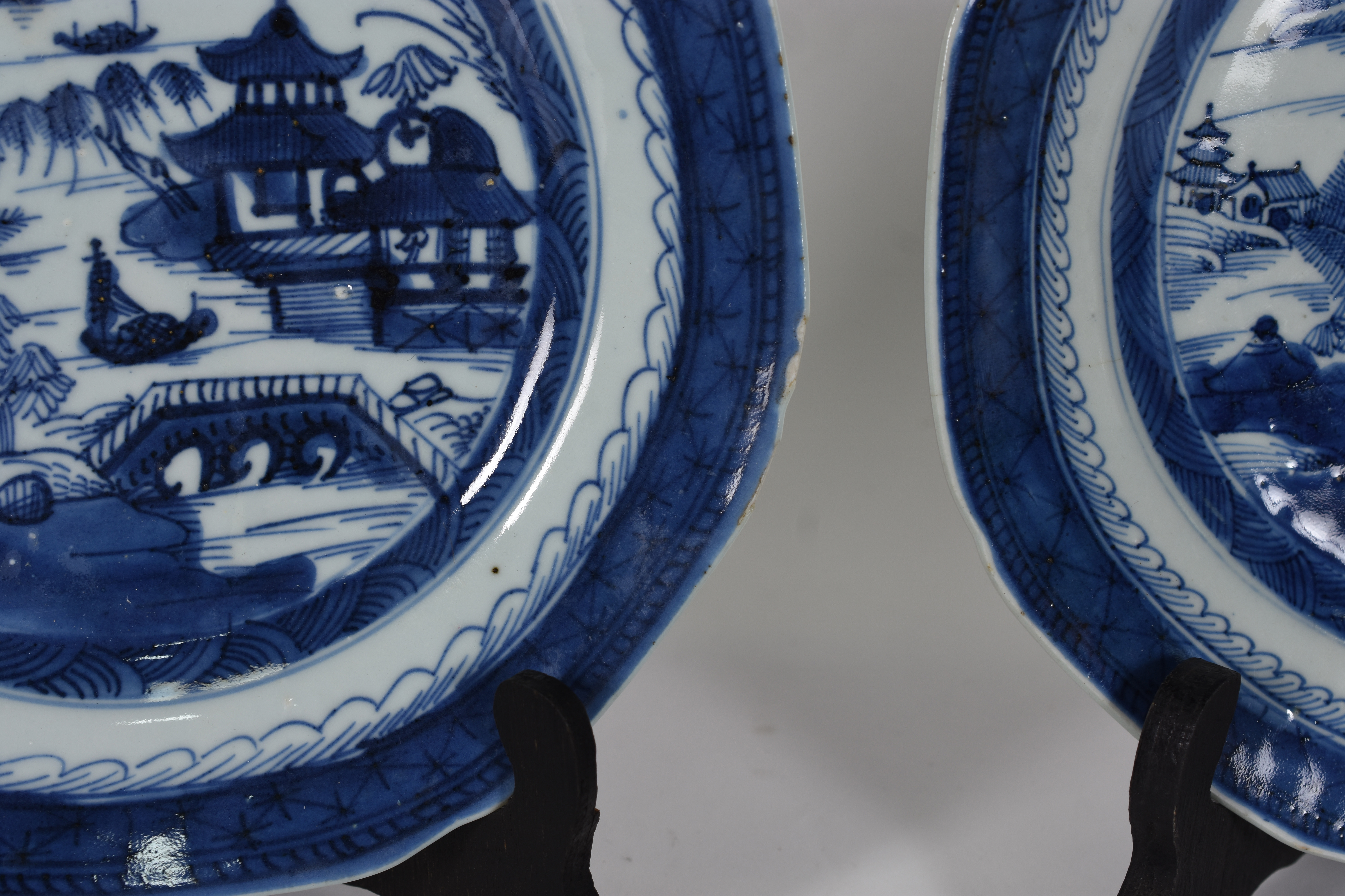 Par de pratos de porcelana Macau( alguns bicados) - foto 4 de 4