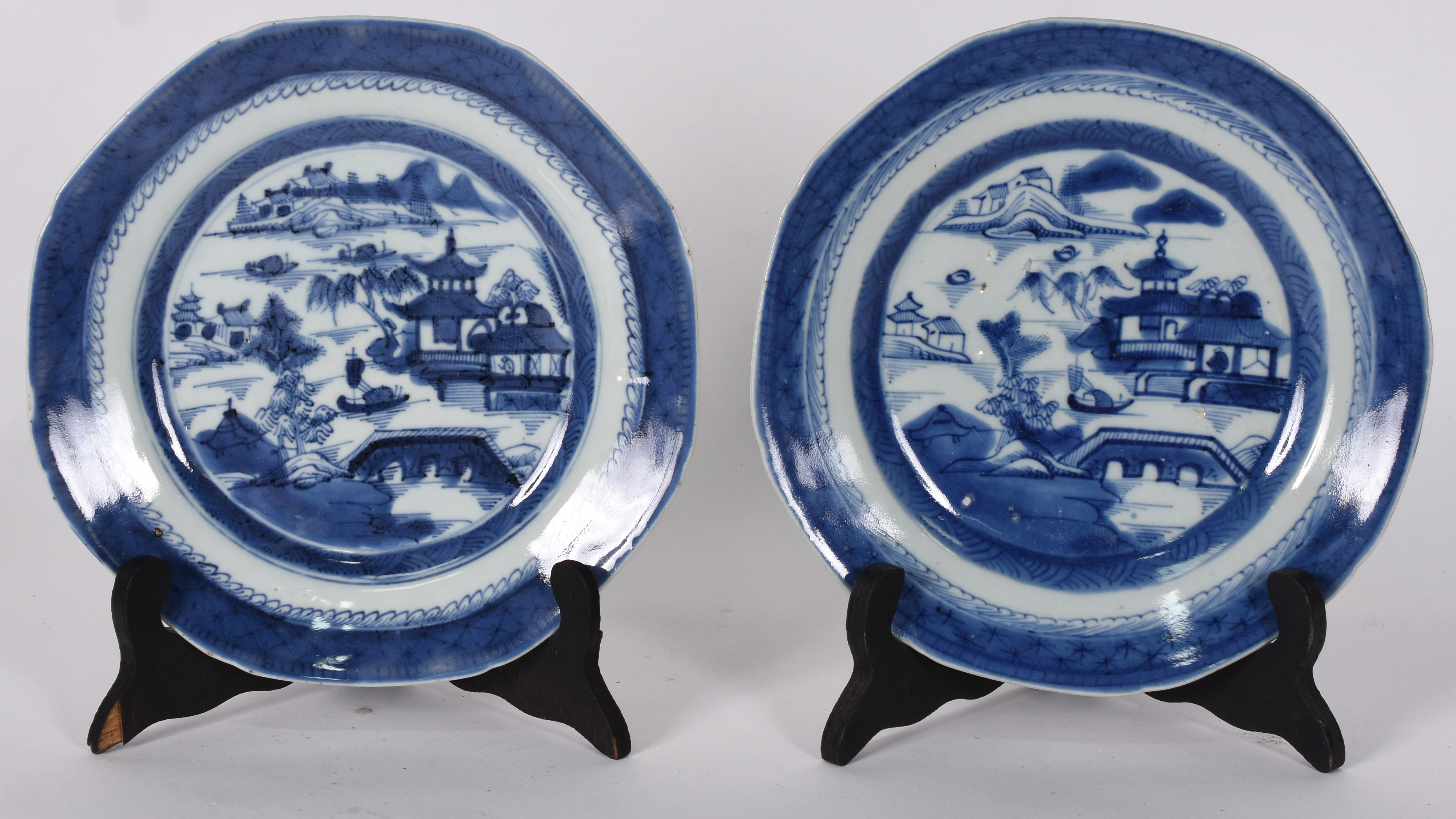 Par de pratos de porcelana de Macau azul e branca, decorada com... - foto 1 de 2