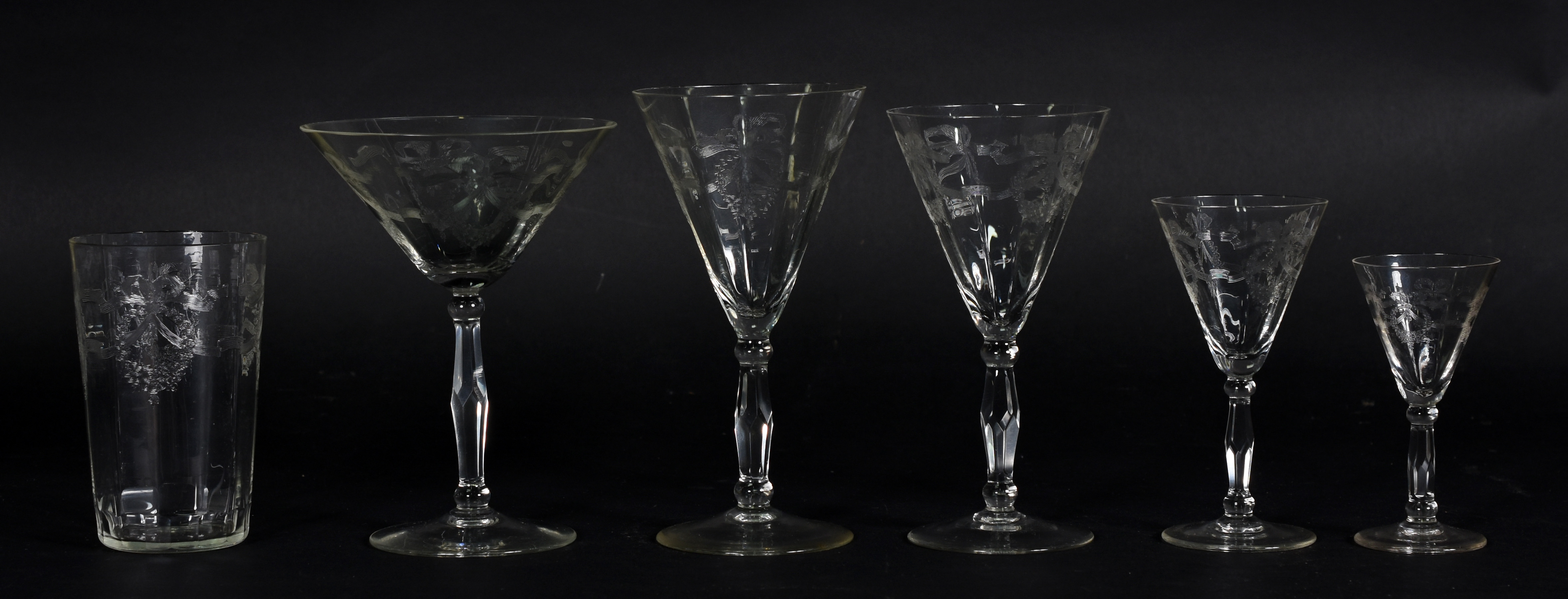 Serviço de copos em demi cristal com guirlandas lavradas, composto de... - foto 1 de 3