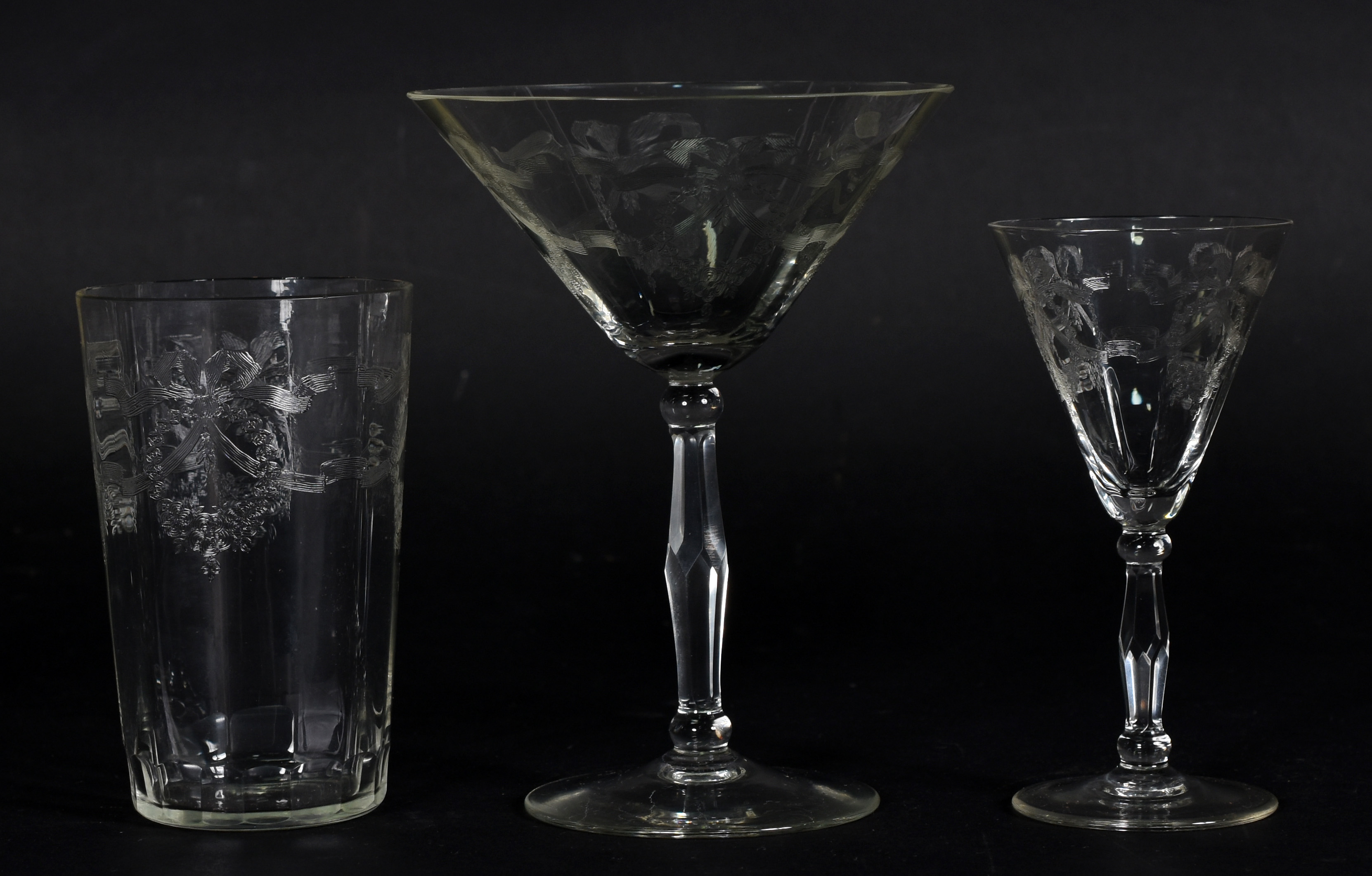 Serviço de copos em demi cristal com guirlandas lavradas, composto de... - foto 2 de 3