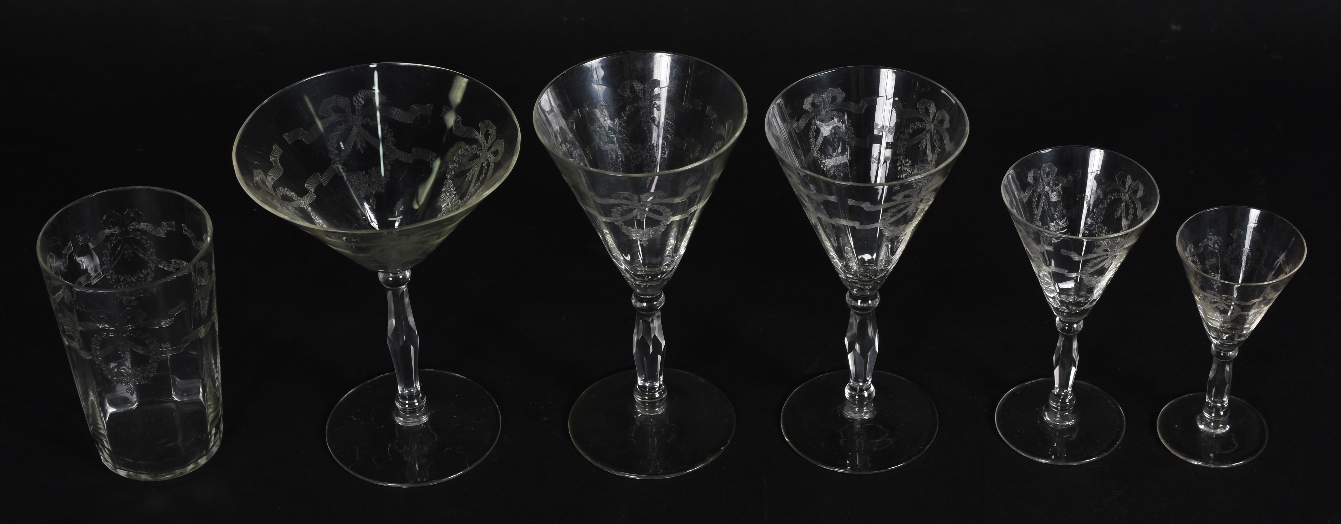 Serviço de copos em demi cristal com guirlandas lavradas, composto de... - foto 3 de 3