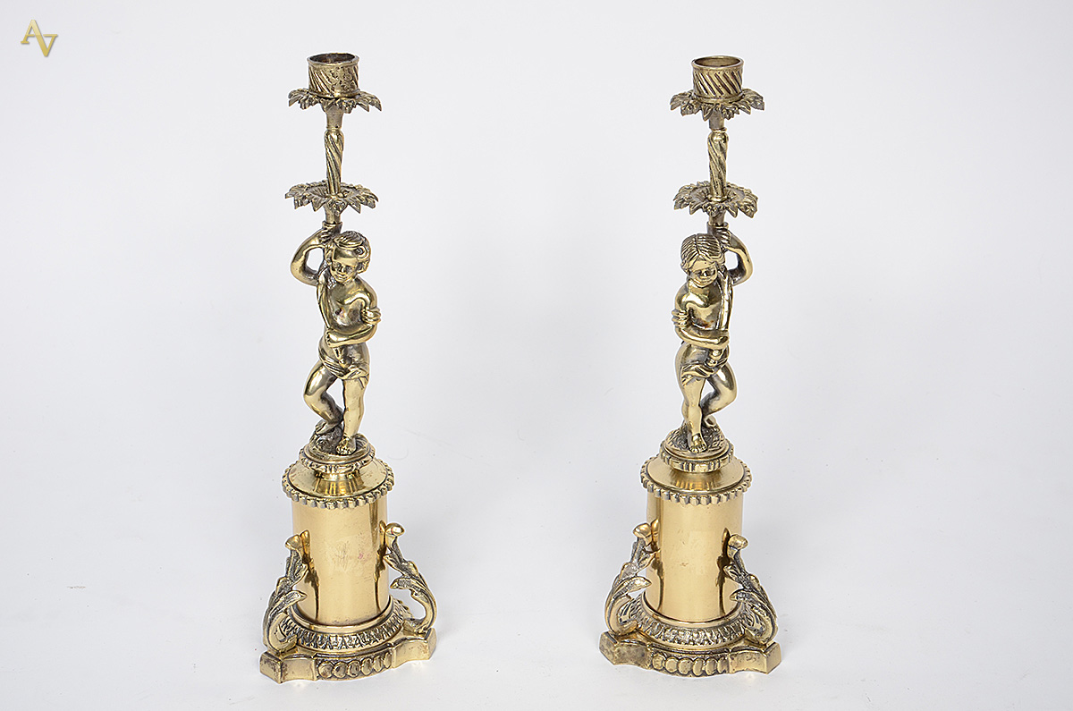 Par de castiçais de bronze com casal de querubins. Altura 35 cm cada. - foto 1 de 2
