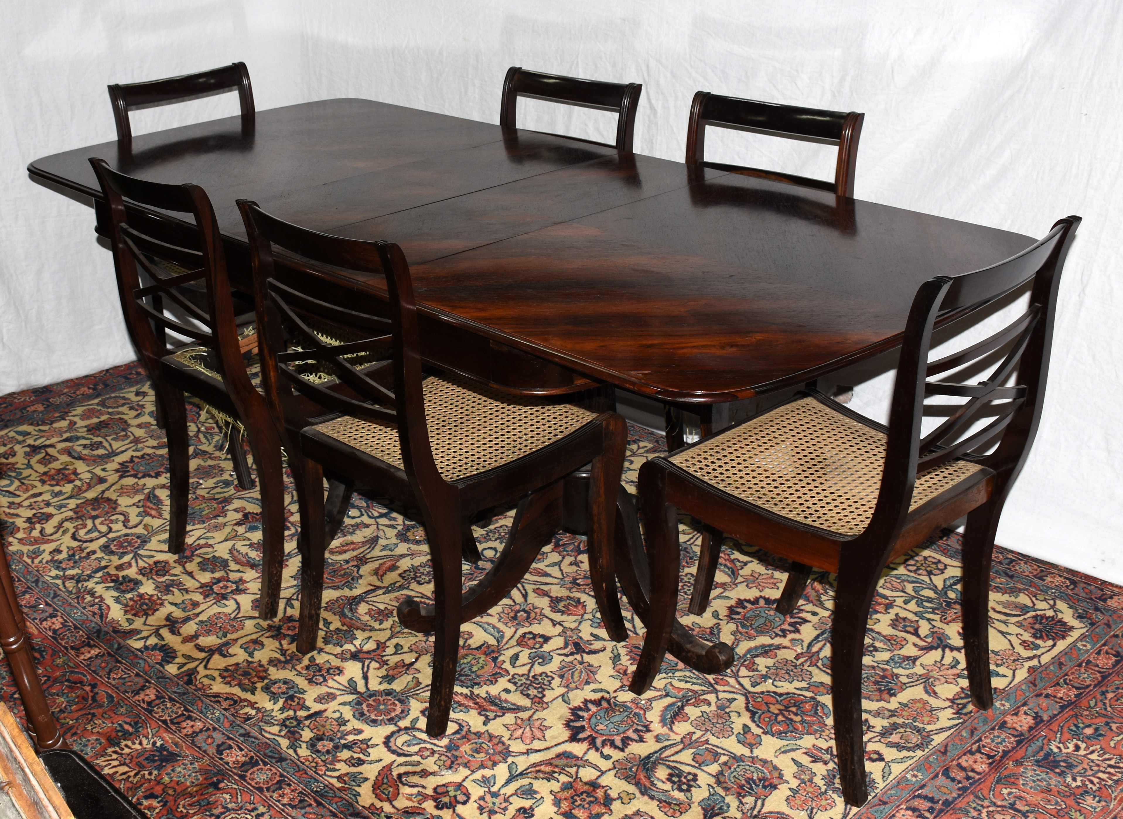 Mesa de jantar de madeira nobre, duas tabuas extensoras de 28 cm... - foto 1 de 3