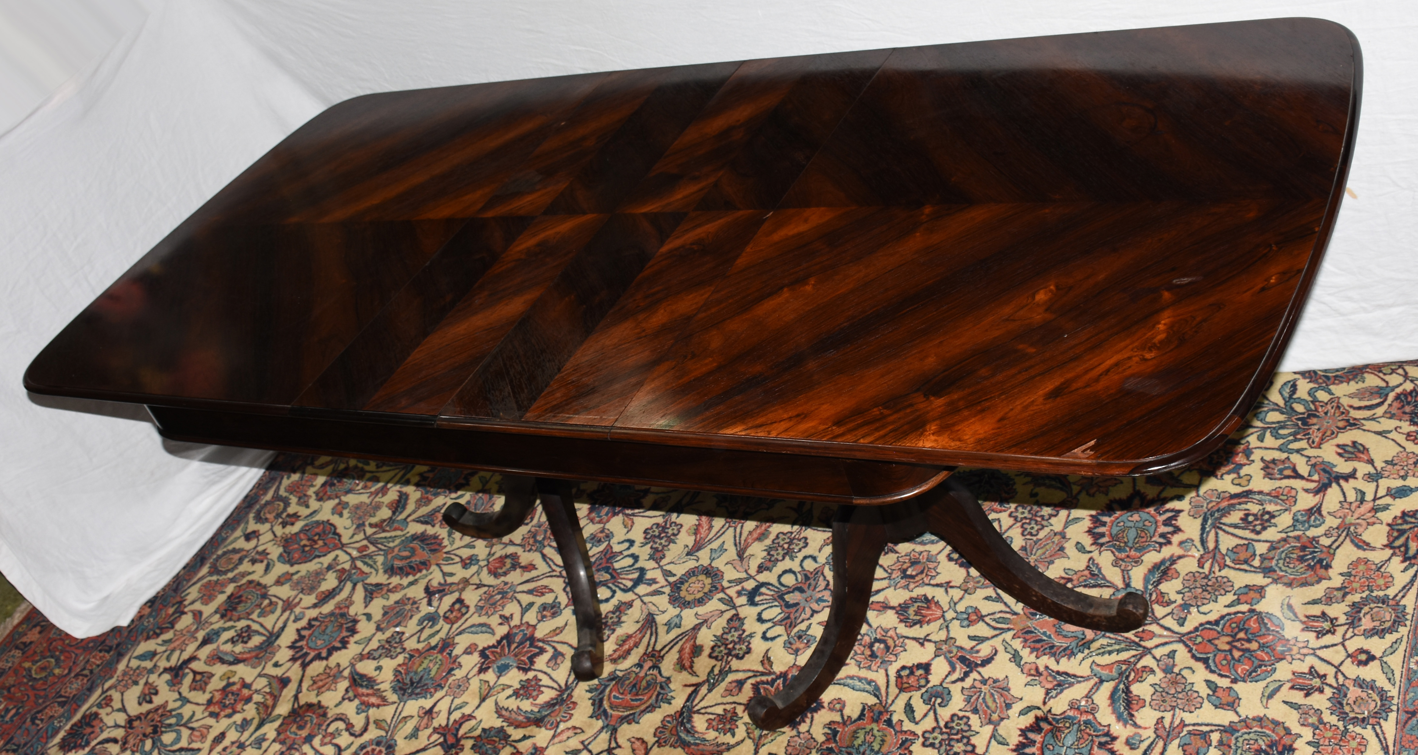 Mesa de jantar de madeira nobre, duas tabuas extensoras de 28 cm... - foto 3 de 3