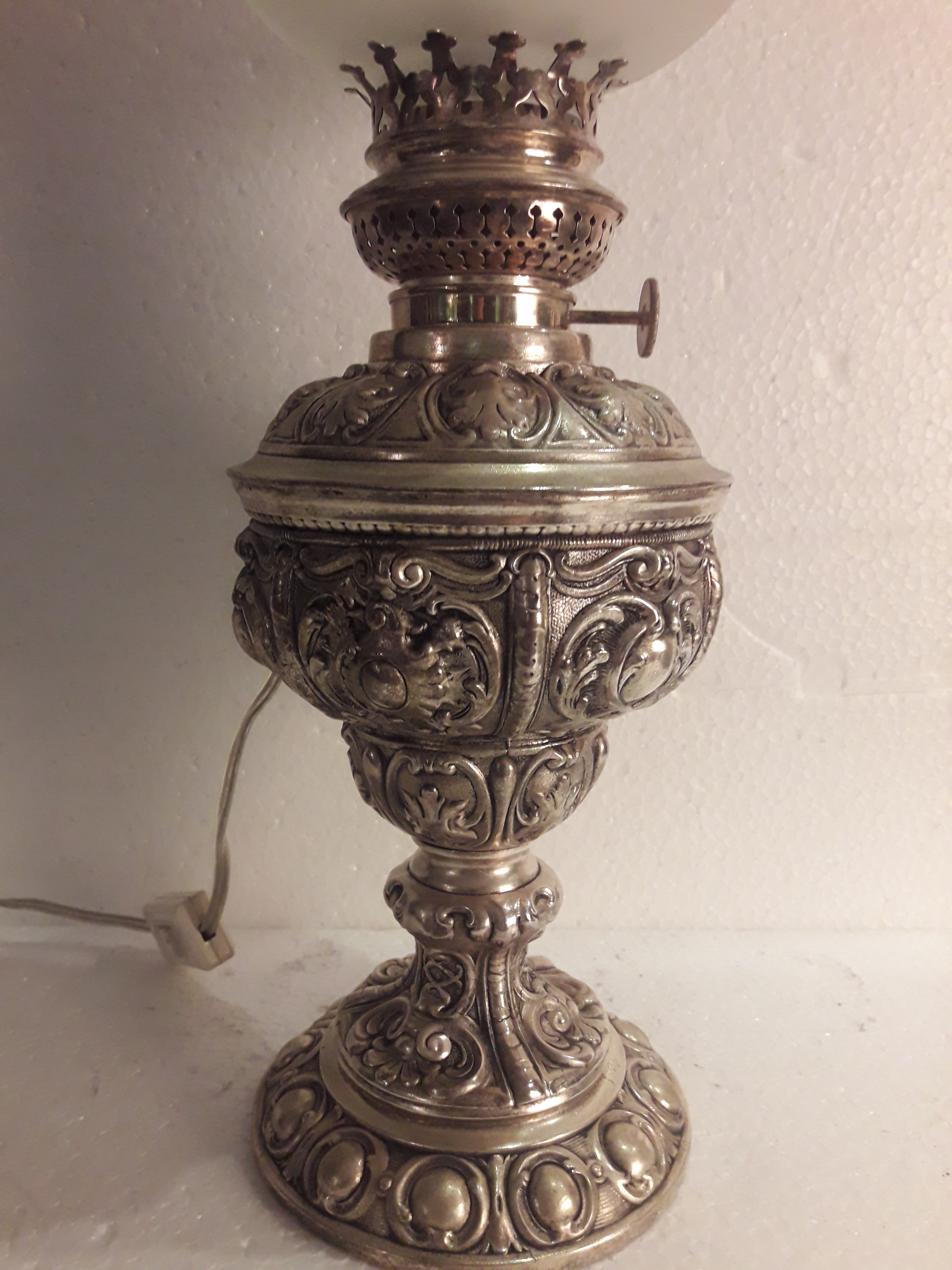 Lampião – Base em “silver plate” europeu, manga fosqueada e chaminé... - foto 2 de 2