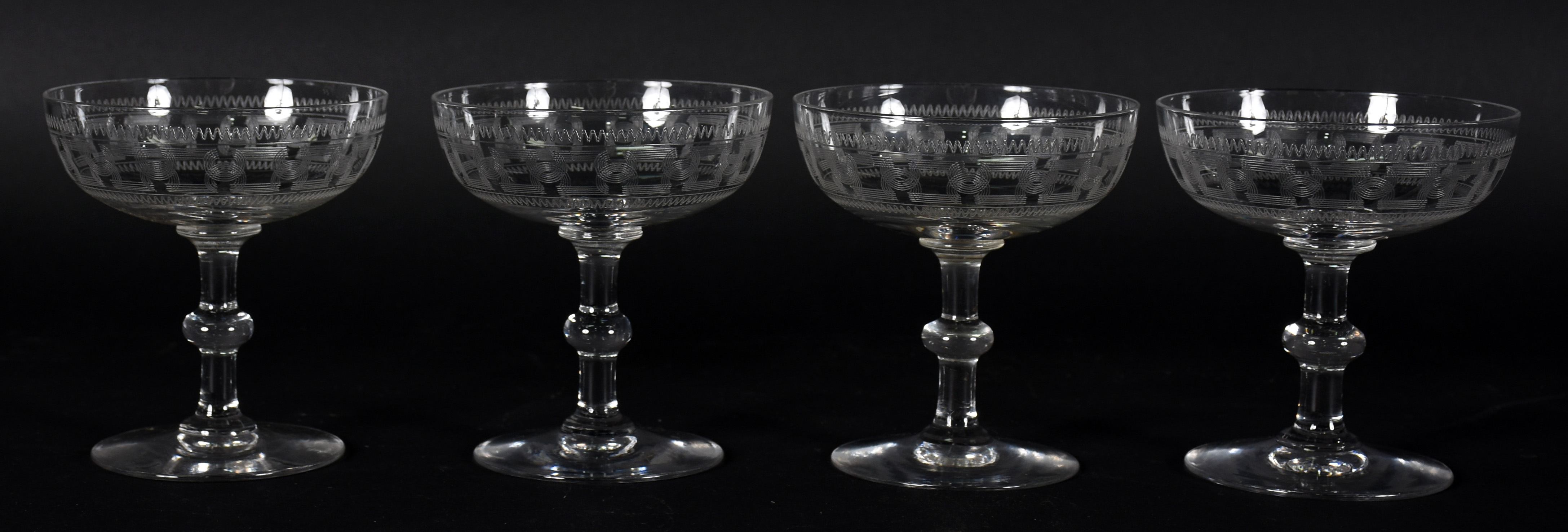 Doze taças para champagne de cristal lavrados com gregas.( 1 de... - foto 1 de 3