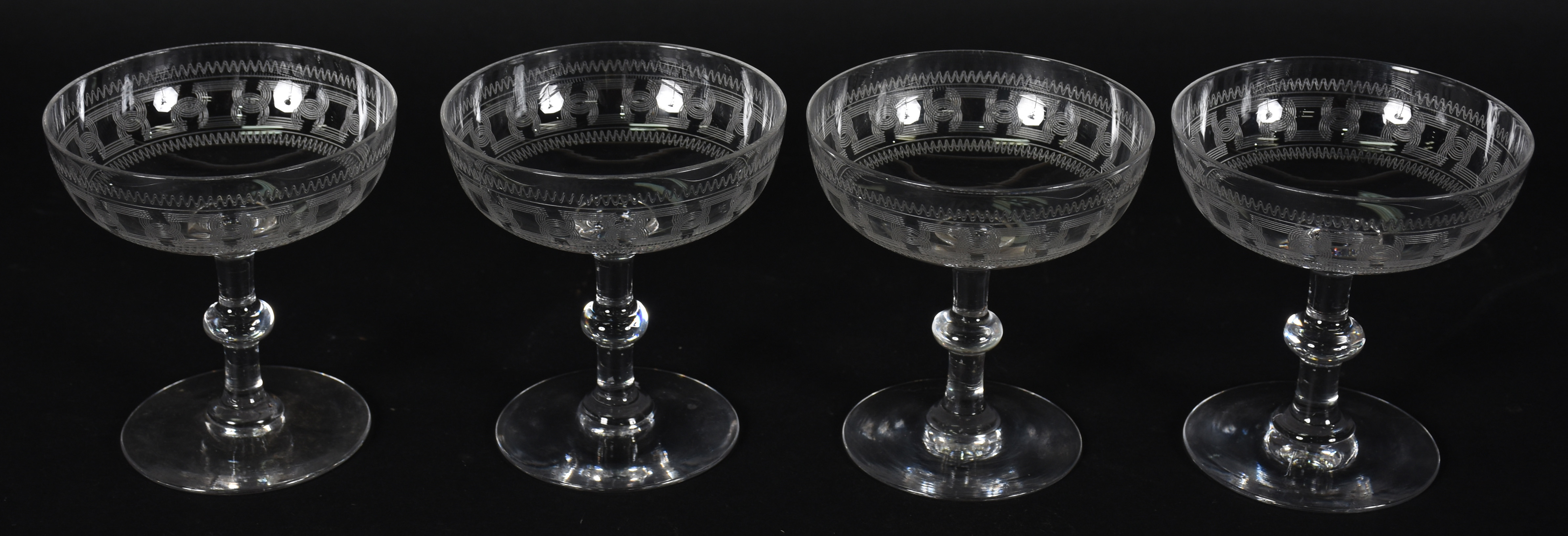 Doze taças para champagne de cristal lavrados com gregas.( 1 de... - foto 2 de 3