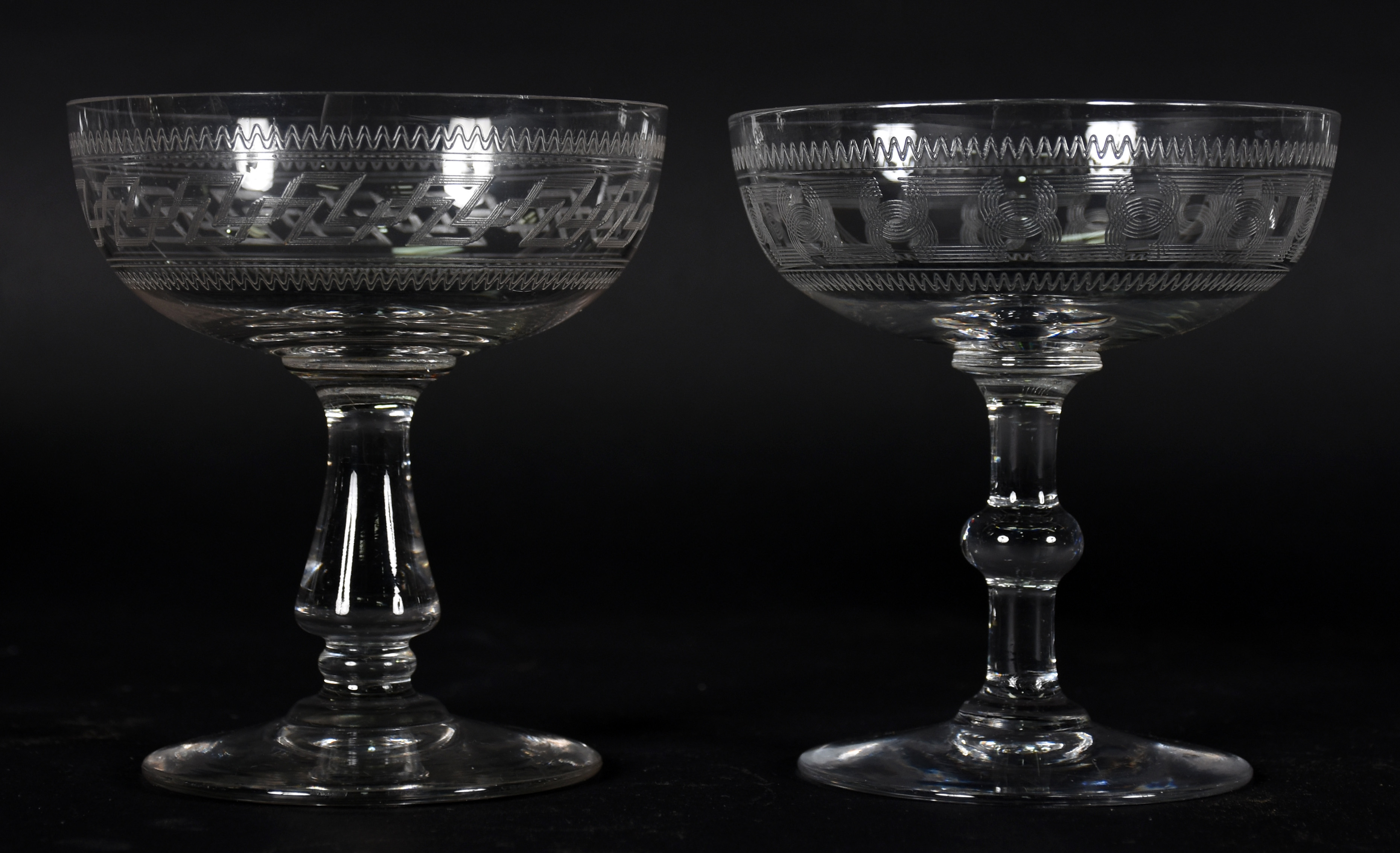 Doze taças para champagne de cristal lavrados com gregas.( 1 de... - foto 3 de 3
