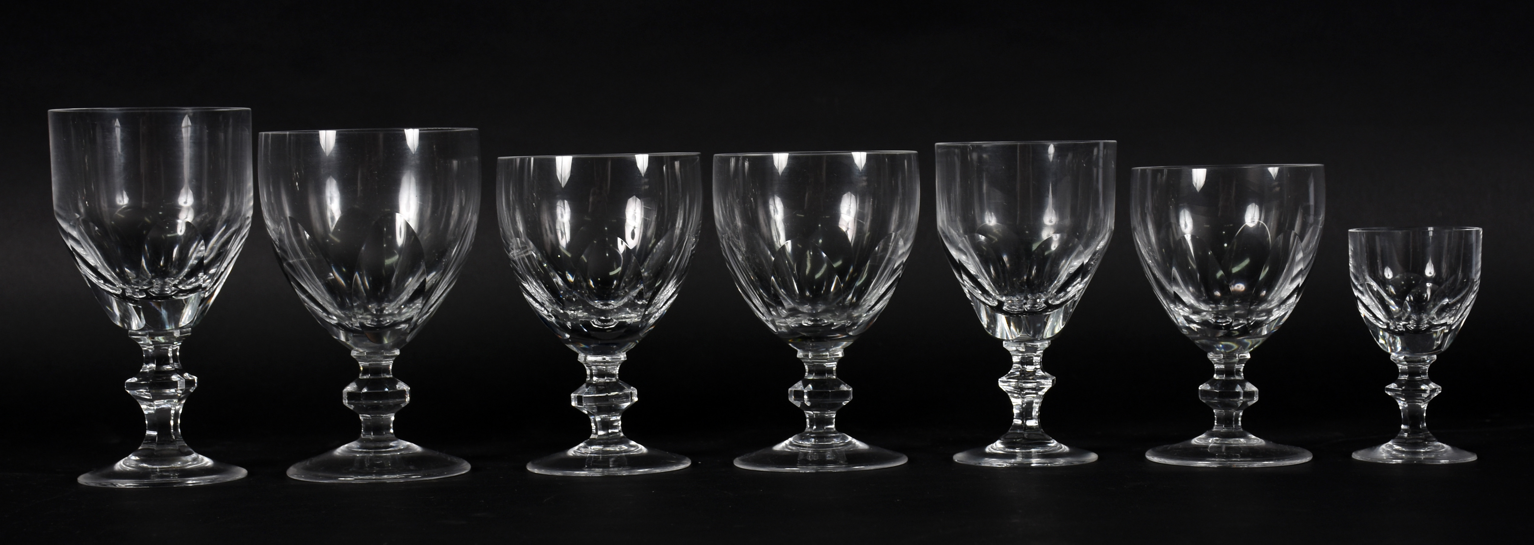 Diversos cálices facetados : 5 para vinho , 5 água , 3 vinho , 4... - foto 1 de 3