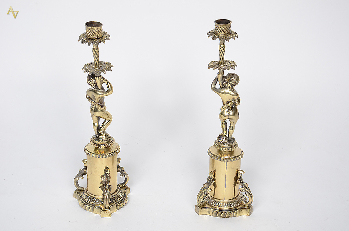 Par de castiçais de bronze com casal de querubins. Altura 35 cm cada. - foto 2 de 2