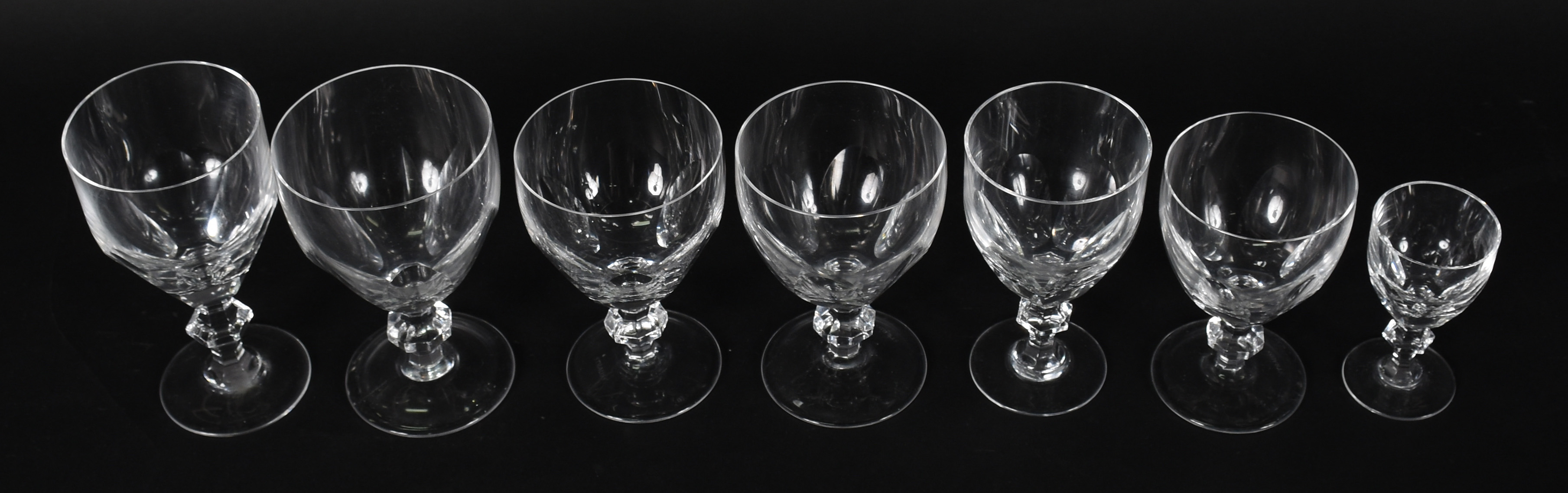 Diversos cálices facetados : 5 para vinho , 5 água , 3 vinho , 4... - foto 2 de 3