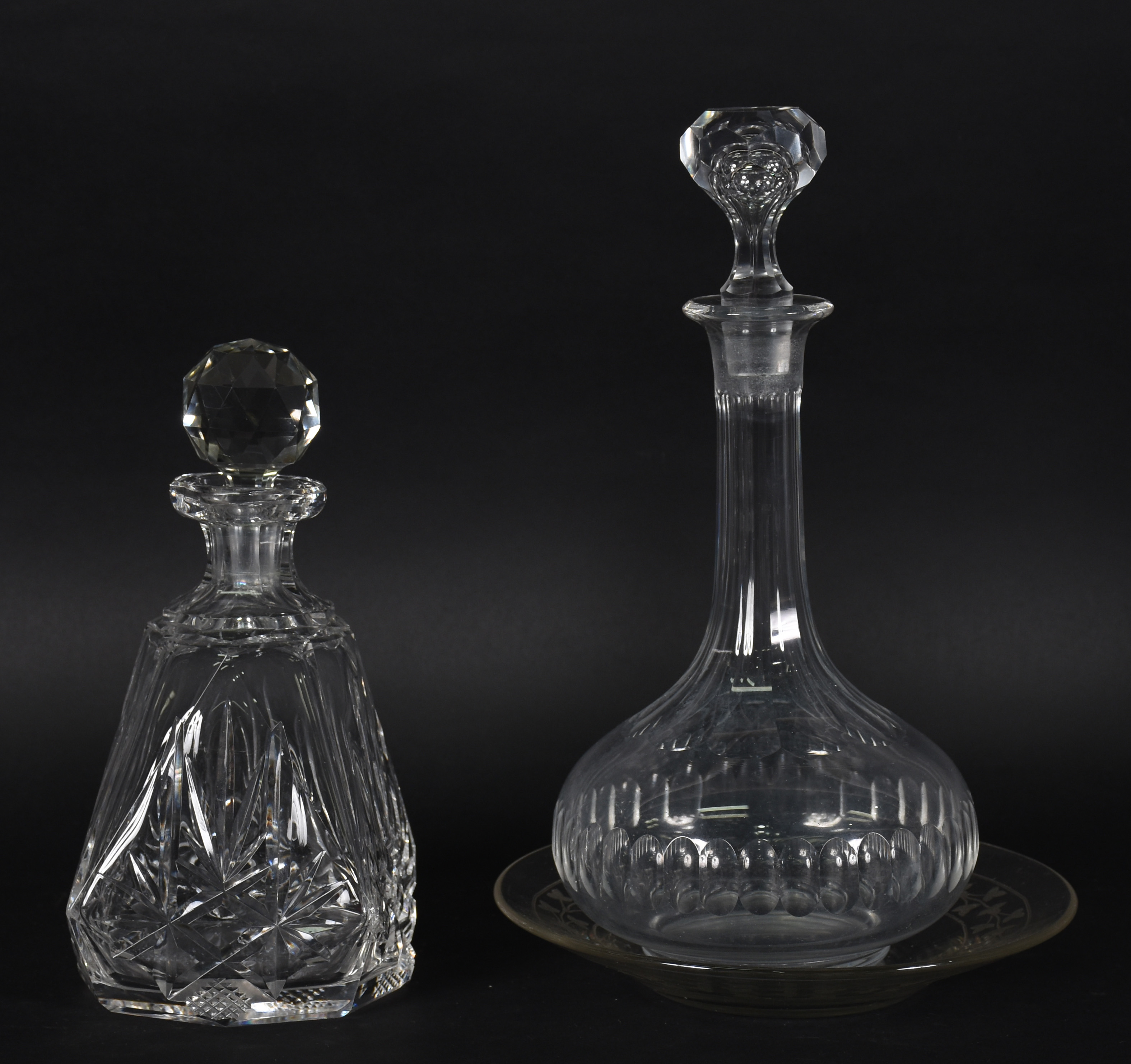 Duas antigas garrafas de cristal europeu, sendo uma lapidada em gomos... - foto 1 de 4
