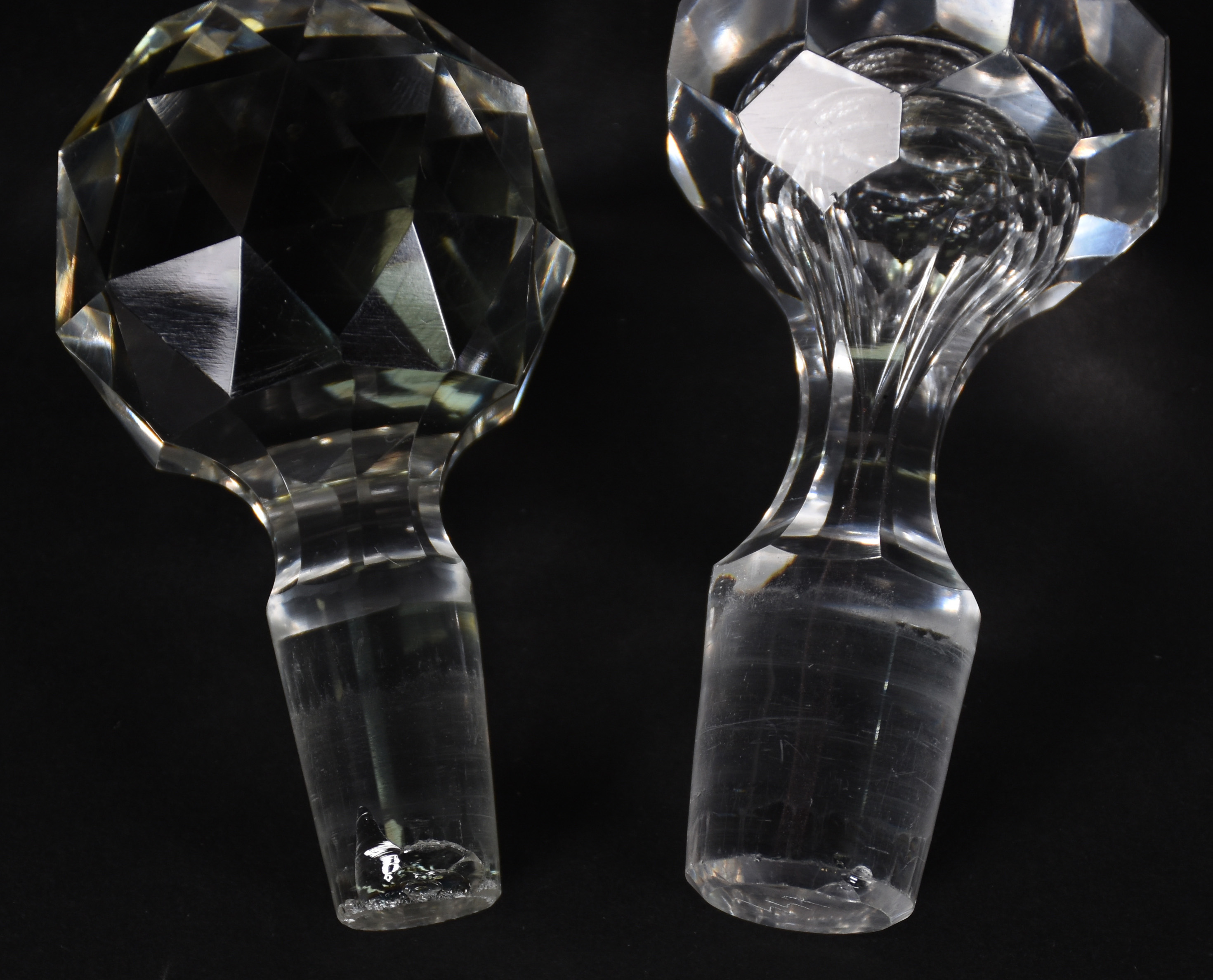 Duas antigas garrafas de cristal europeu, sendo uma lapidada em gomos... - foto 3 de 4