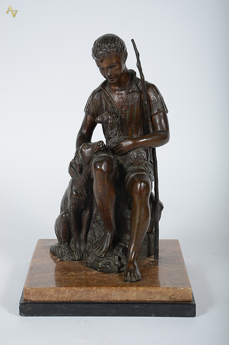 Escultura em bronze representando Pastor com cão e ovelha. Altura... - foto 1 de 3