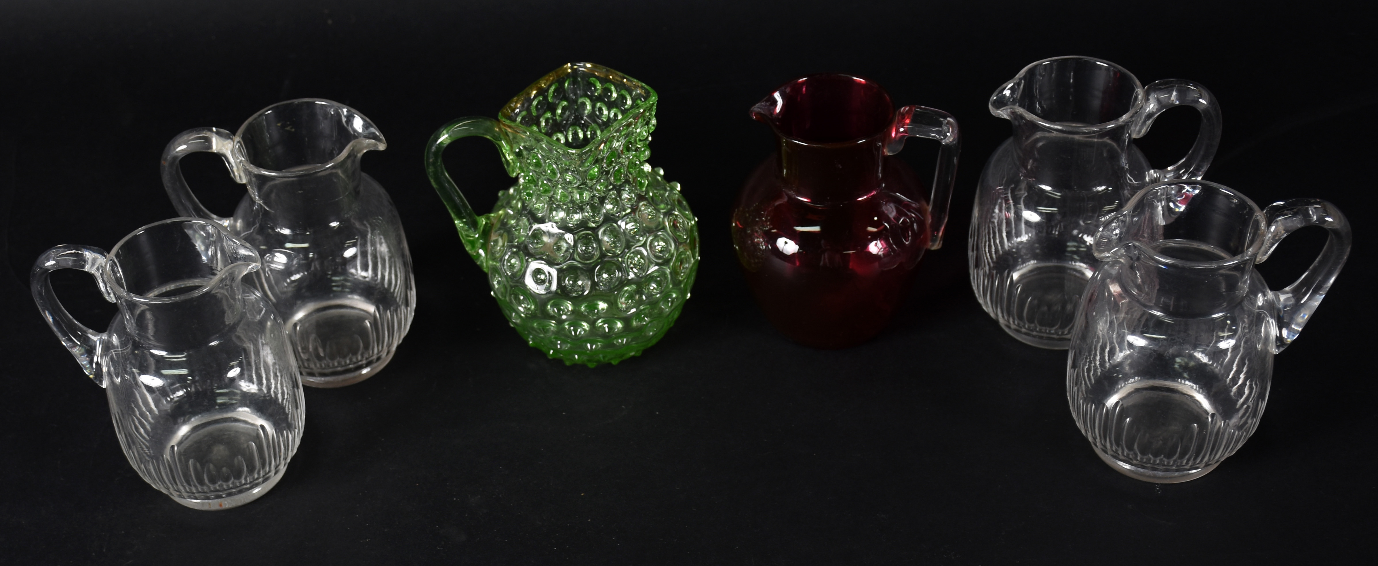 Seis jarrinhas diversas, sendo quatro de cristal com base lapidada em... - foto 2 de 3