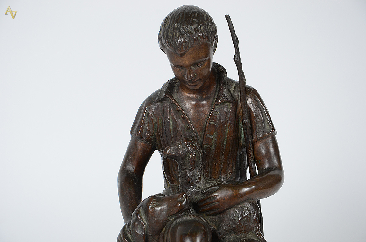 Escultura em bronze representando Pastor com cão e ovelha. Altura... - foto 2 de 3