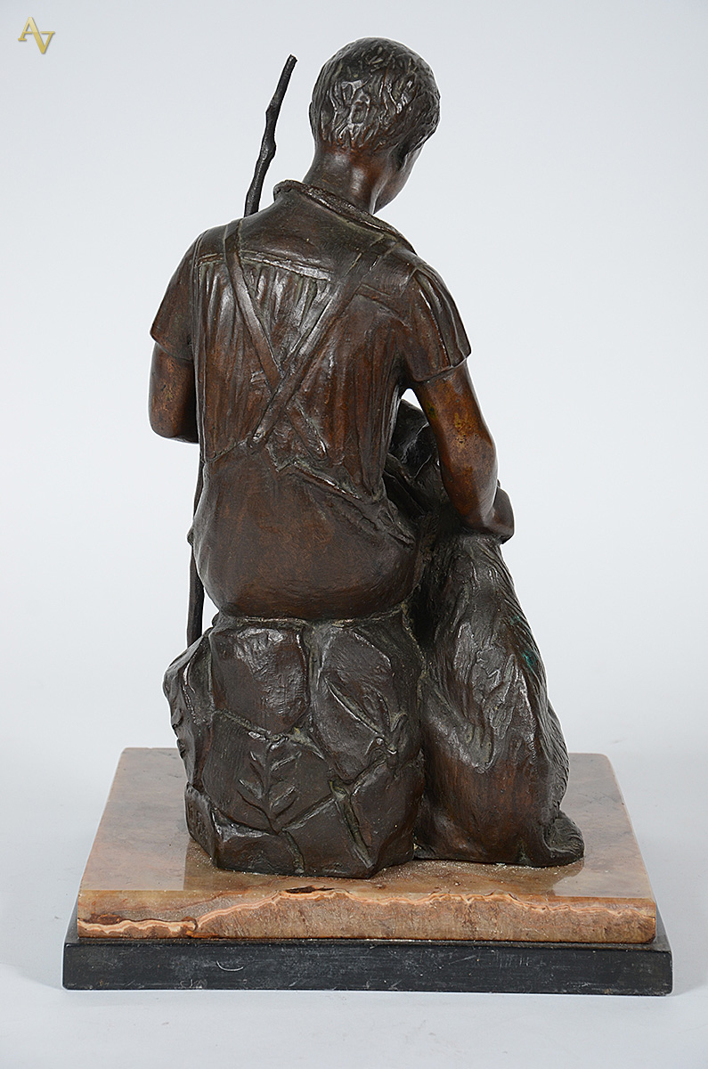 Escultura em bronze representando Pastor com cão e ovelha. Altura... - foto 3 de 3
